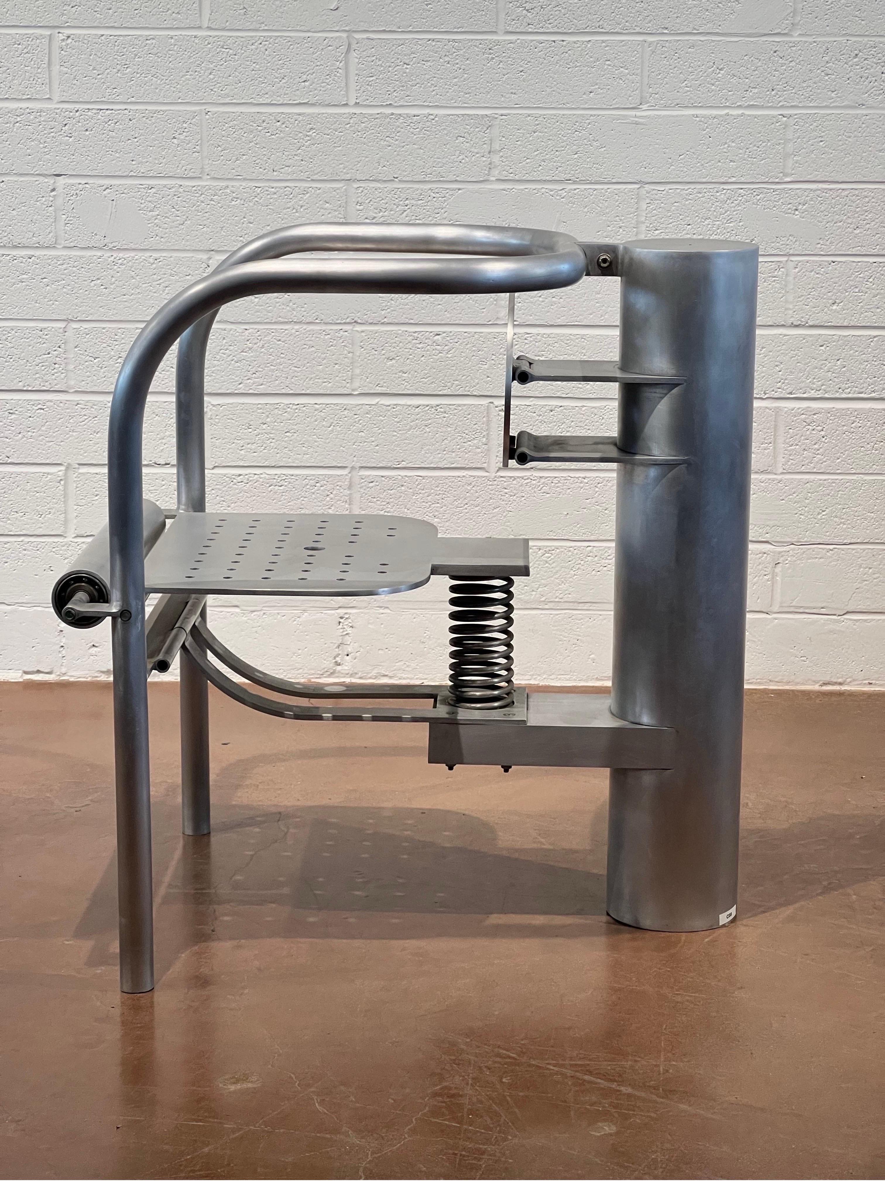 Cette chaise prototype de Robert Whitton, entièrement fabriquée en aluminium, est une œuvre d'art utilisable frappante, qui brouille les frontières entre la sculpture et le mobilier fonctionnel. Conçue dans les années 1980 et au début des années