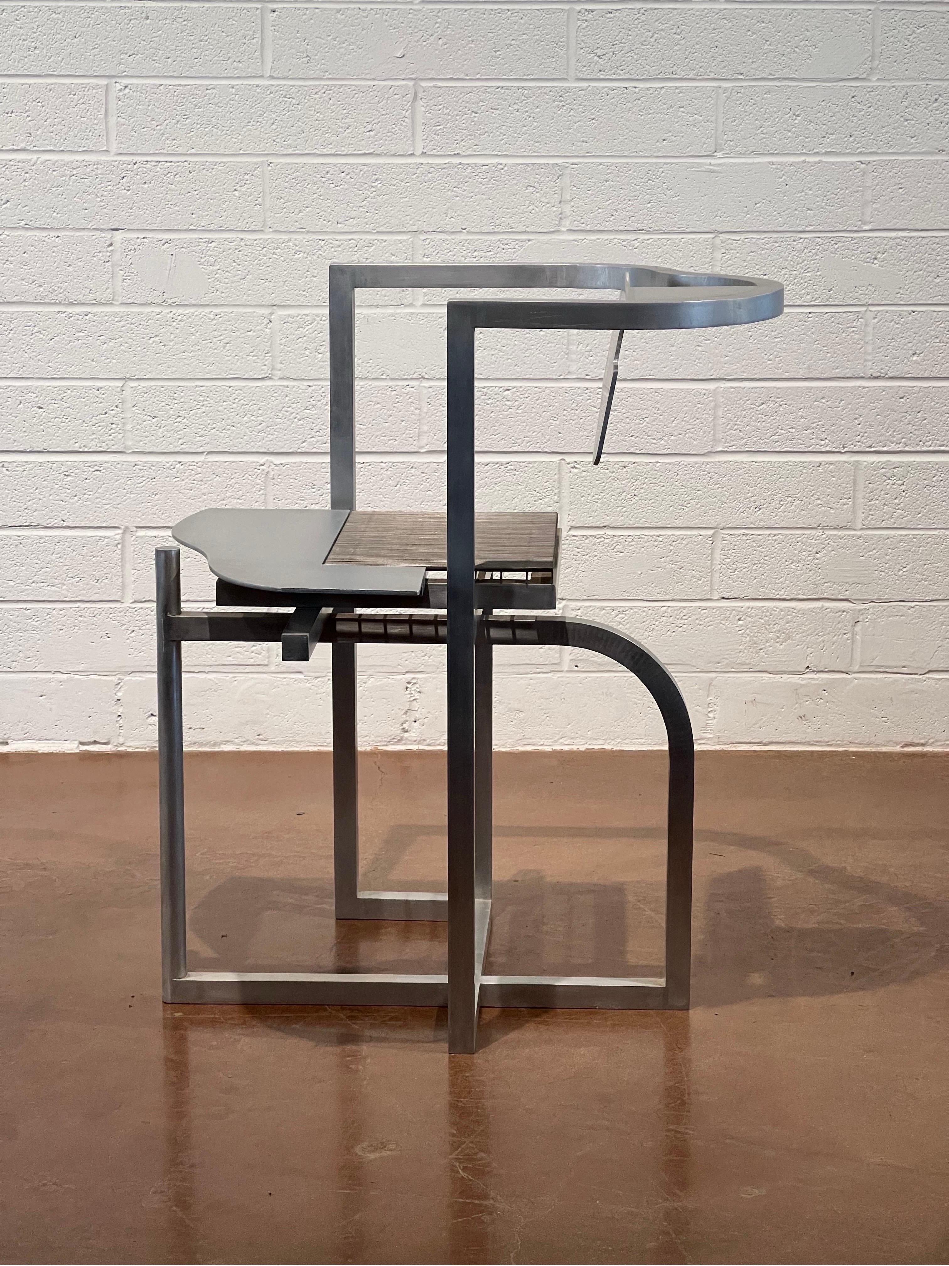 Cette chaise prototype de Robert Whitton, entièrement fabriquée en aluminium, est une œuvre d'art utilisable frappante, qui brouille les frontières entre la sculpture et le mobilier fonctionnel. Conçue dans les années 1980 et au début des années