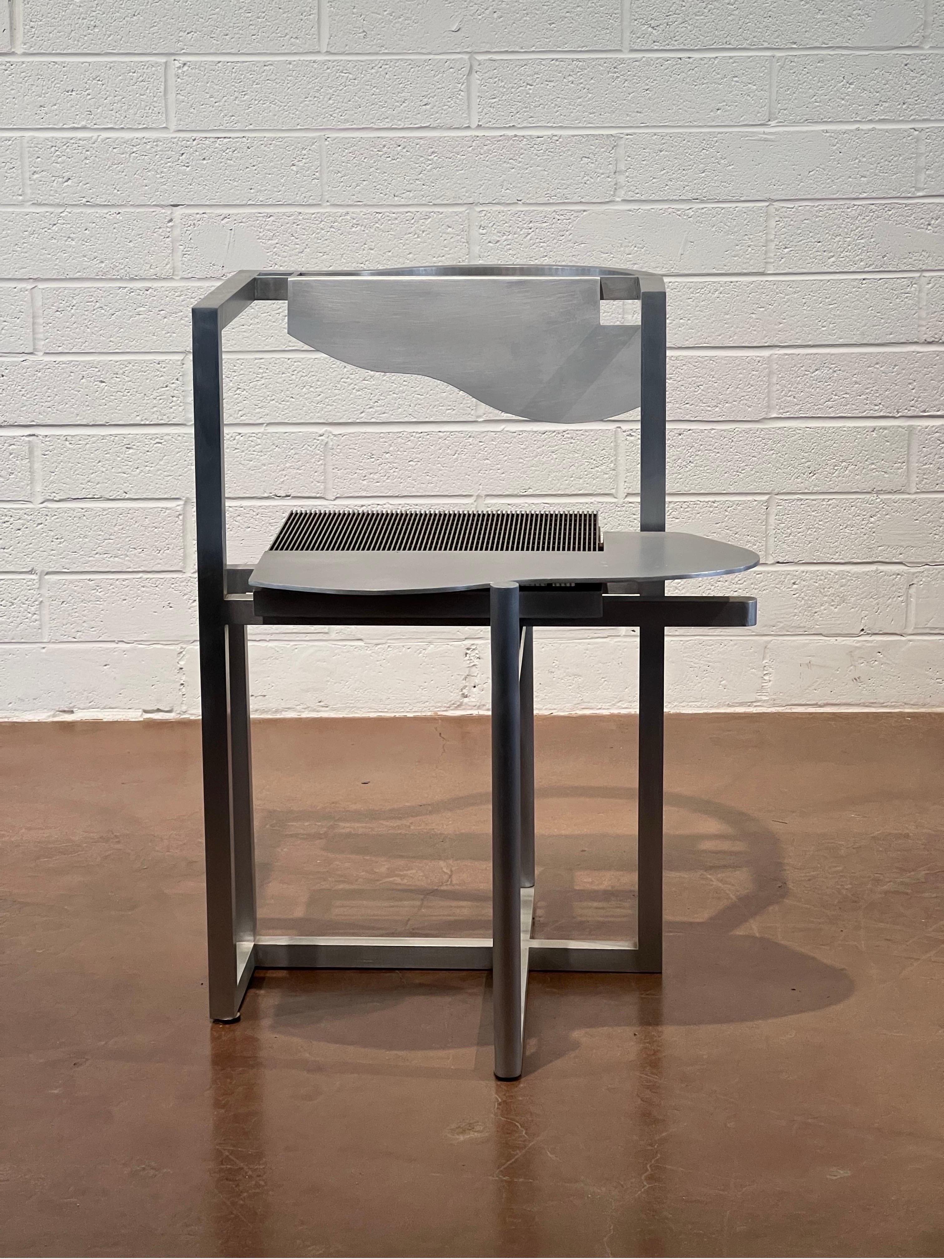 Questo prototipo di sedia di Robert Whitton, realizzato interamente in alluminio, è un pezzo d'arte utilizzabile di grande impatto, che confonde i confini tra scultura e arredamento funzionale. Progettata negli anni '80 e nei primi anni '90, la