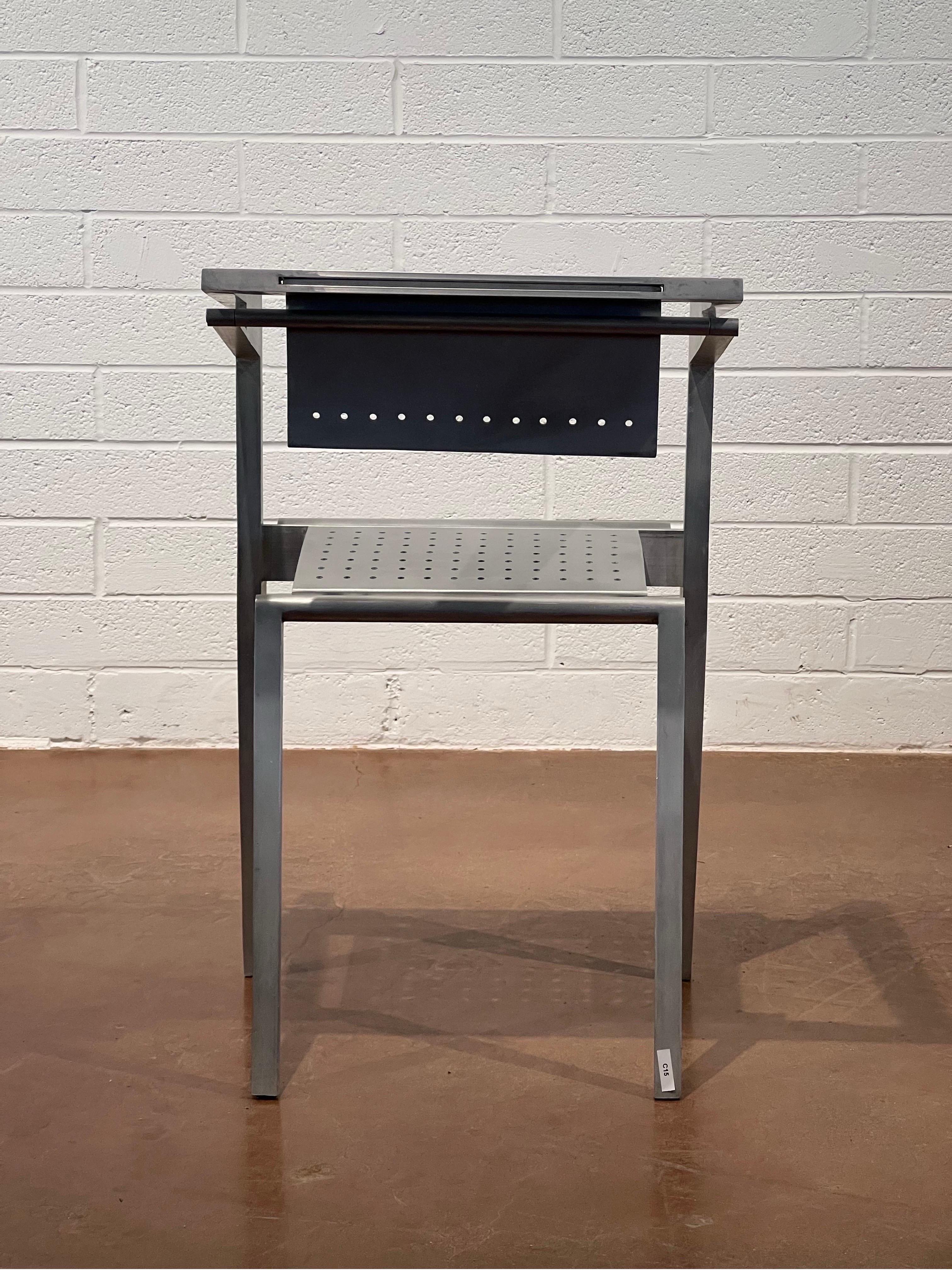 Questo prototipo di sedia di Robert Whitton, realizzato interamente in alluminio, è un pezzo d'arte utilizzabile di grande impatto, che confonde i confini tra scultura e arredamento funzionale. Progettata negli anni '80 e nei primi anni '90, la