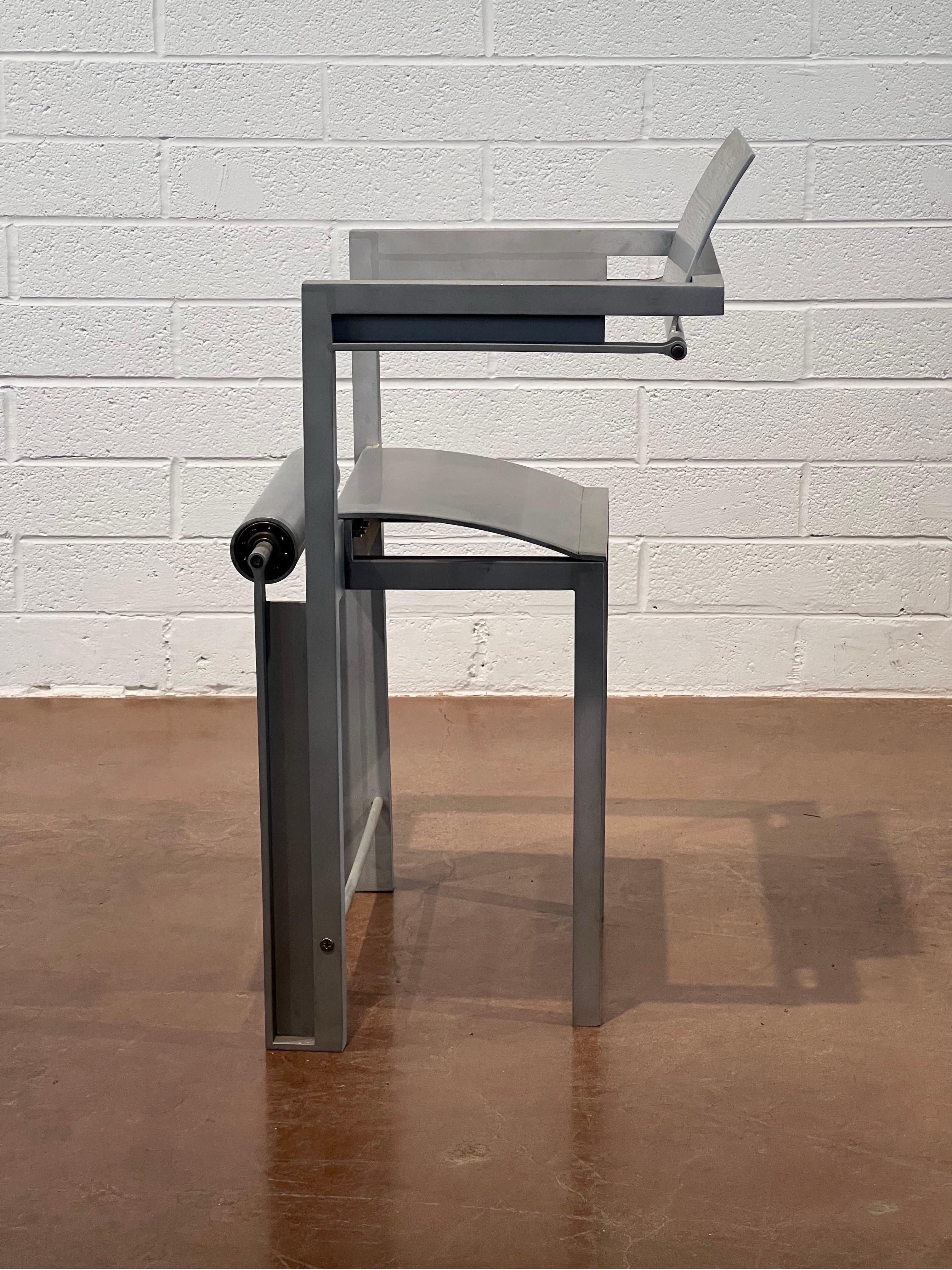 Questo prototipo di sedia di Robert Whitton, realizzato interamente in alluminio, è un pezzo d'arte utilizzabile di grande impatto, che confonde i confini tra scultura e arredamento funzionale. Progettata negli anni '80 e nei primi anni '90, la