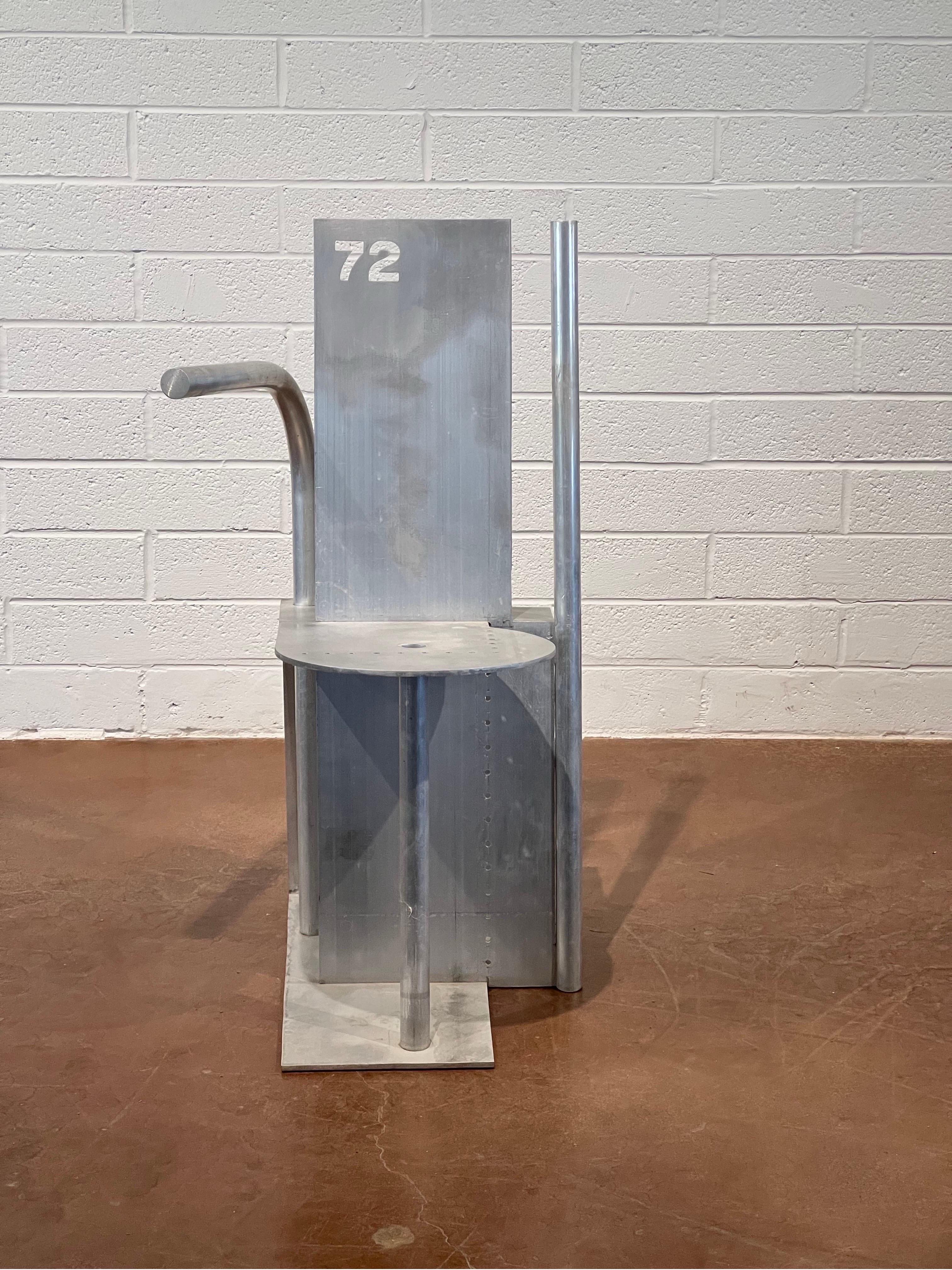 Dieser vollständig aus Aluminium gefertigte Prototyp eines Stuhls von Robert Whitton ist ein bemerkenswertes Stück gebrauchsfähiger Kunst, das die Grenzen zwischen Skulptur und funktionalem Möbel verwischt. Der in den 1980er und frühen 1990er Jahren