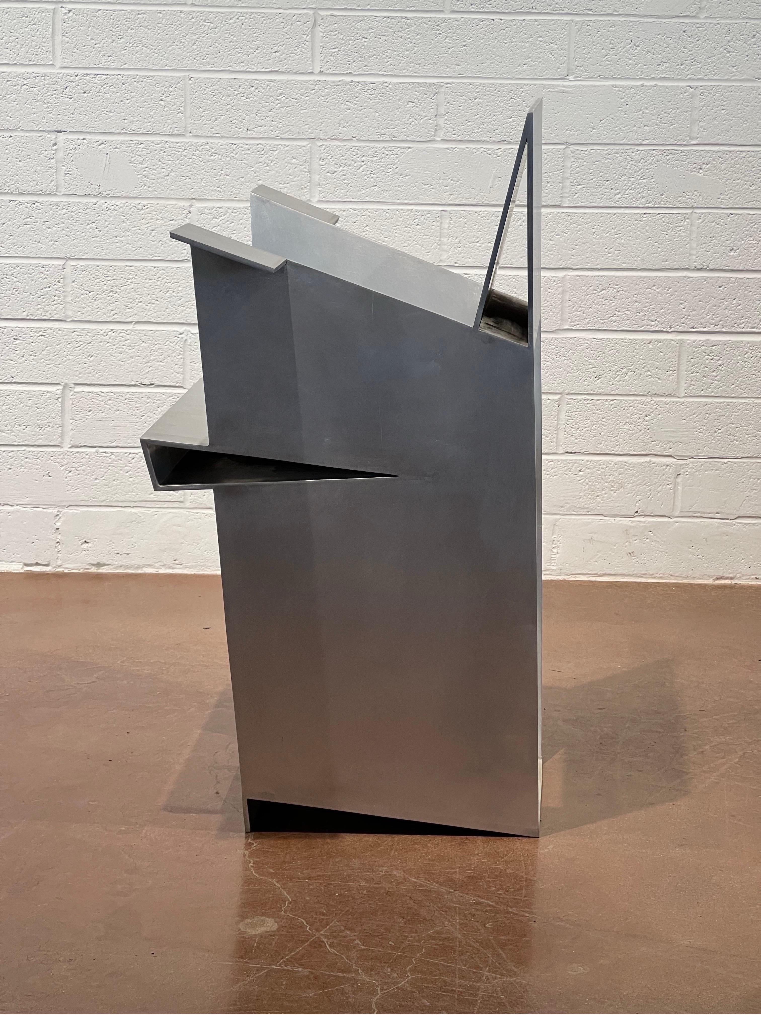 Questo prototipo di sedia di Robert Whitton, realizzato interamente in alluminio, è un pezzo d'arte utilizzabile di grande impatto, che confonde i confini tra scultura e arredamento funzionale. Progettata negli anni '80 e nei primi anni '90, la