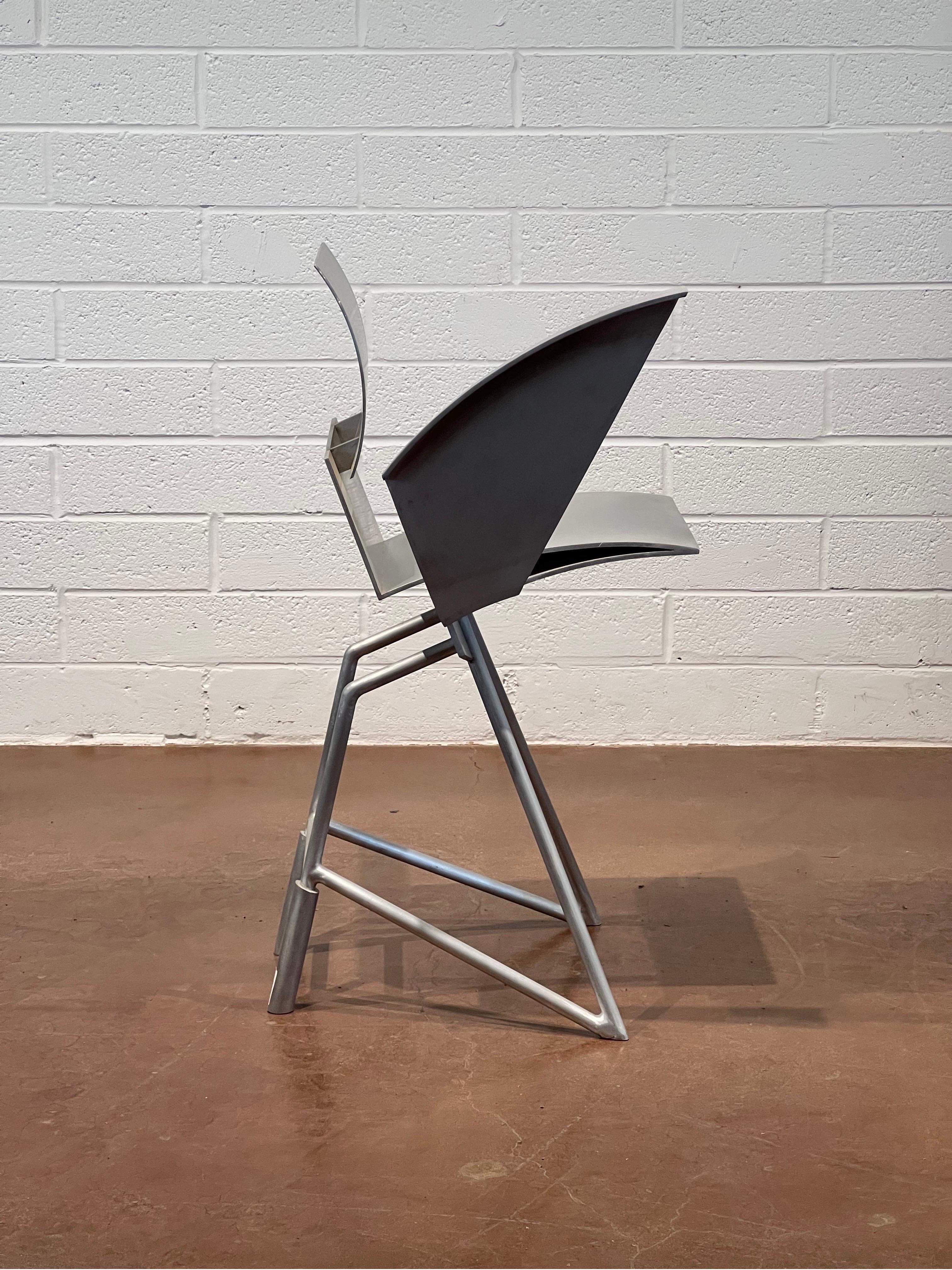 Questo prototipo di sedia di Robert Whitton, realizzato interamente in alluminio, è un pezzo d'arte utilizzabile di grande impatto, che confonde i confini tra scultura e arredamento funzionale. Progettata negli anni '80 e nei primi anni '90, la