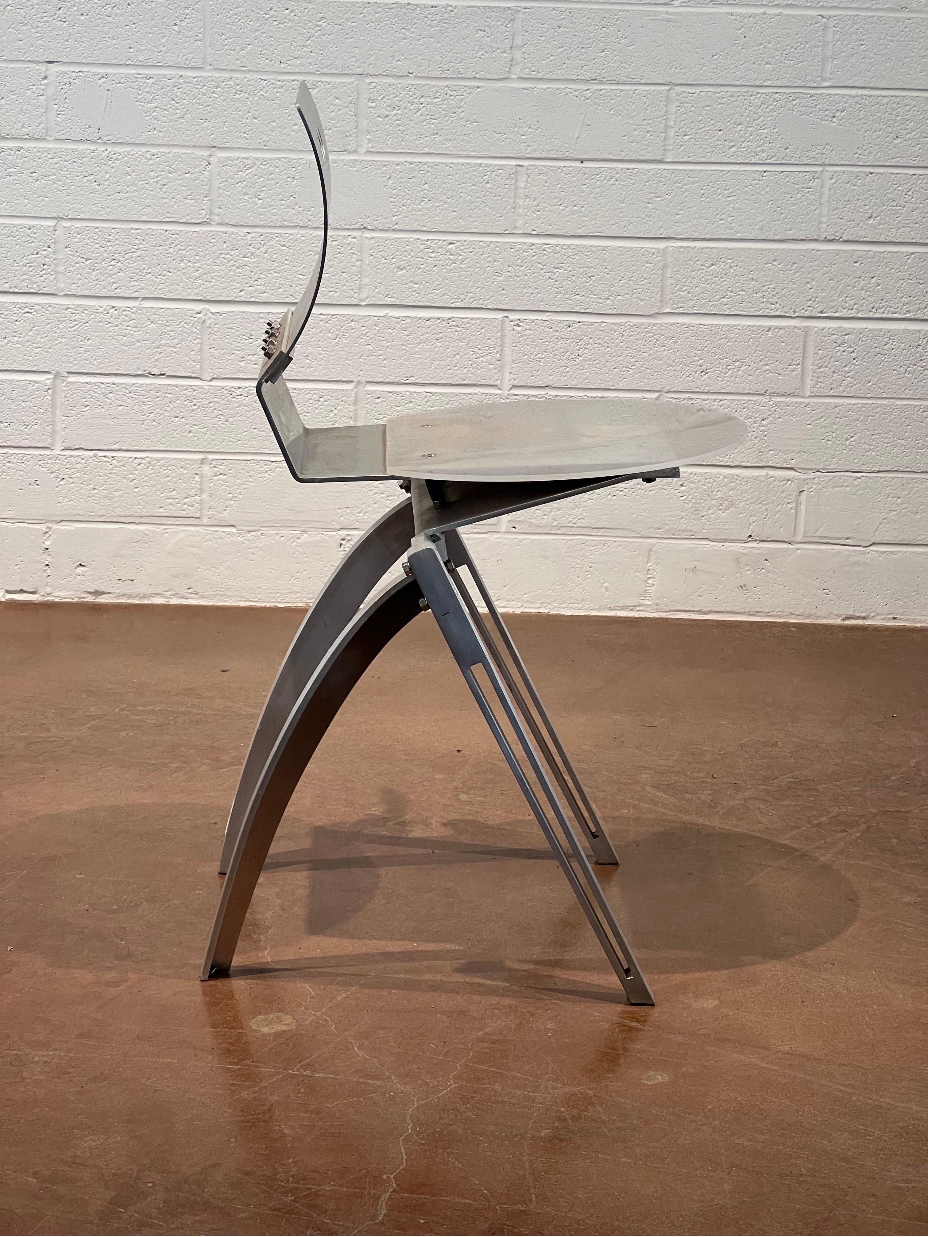 Questo prototipo di sedia di Robert Whitton, realizzato interamente in alluminio, è un pezzo d'arte utilizzabile di grande impatto, che confonde i confini tra scultura e arredamento funzionale. Progettata negli anni '80 e nei primi anni '90, la