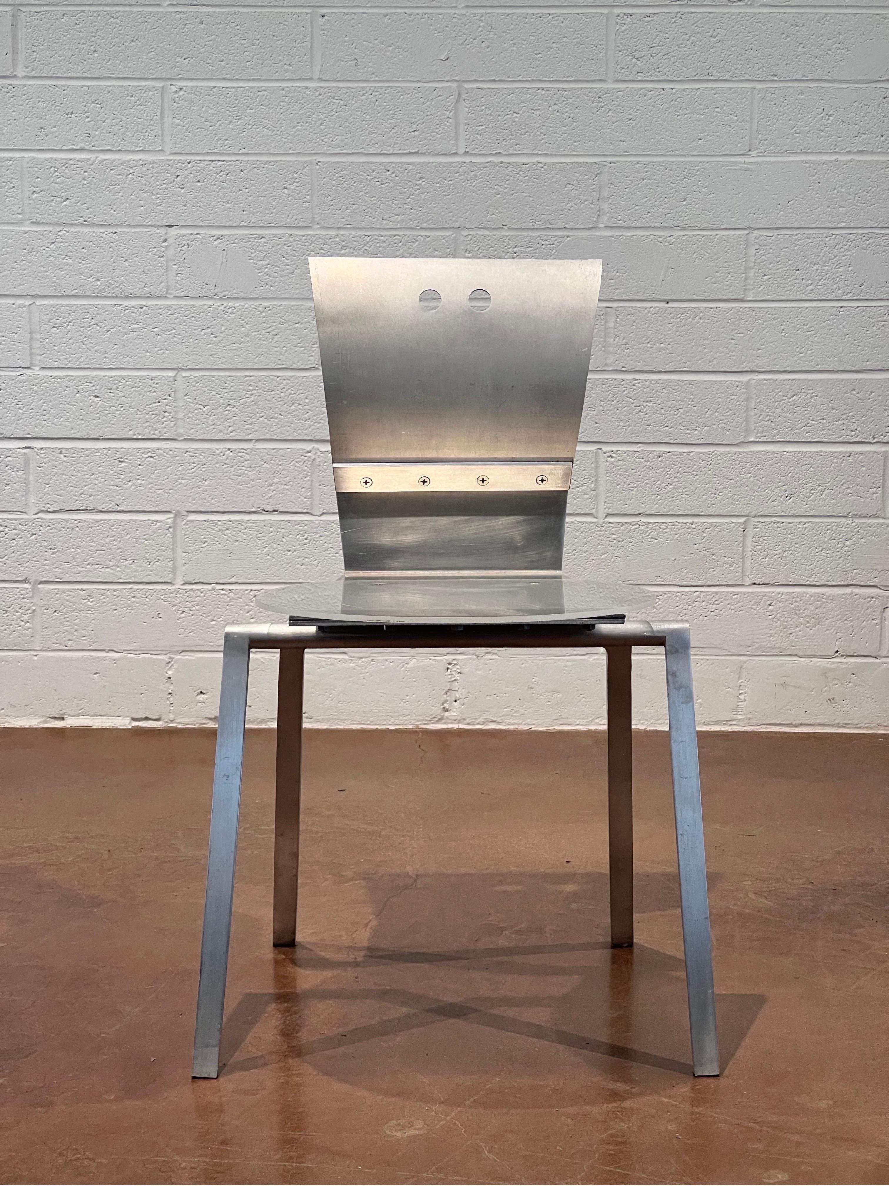Cette chaise prototype de Robert Whitton, entièrement fabriquée en aluminium, est une œuvre d'art utilisable frappante, qui brouille les frontières entre la sculpture et le mobilier fonctionnel. Conçue dans les années 1980 et au début des années