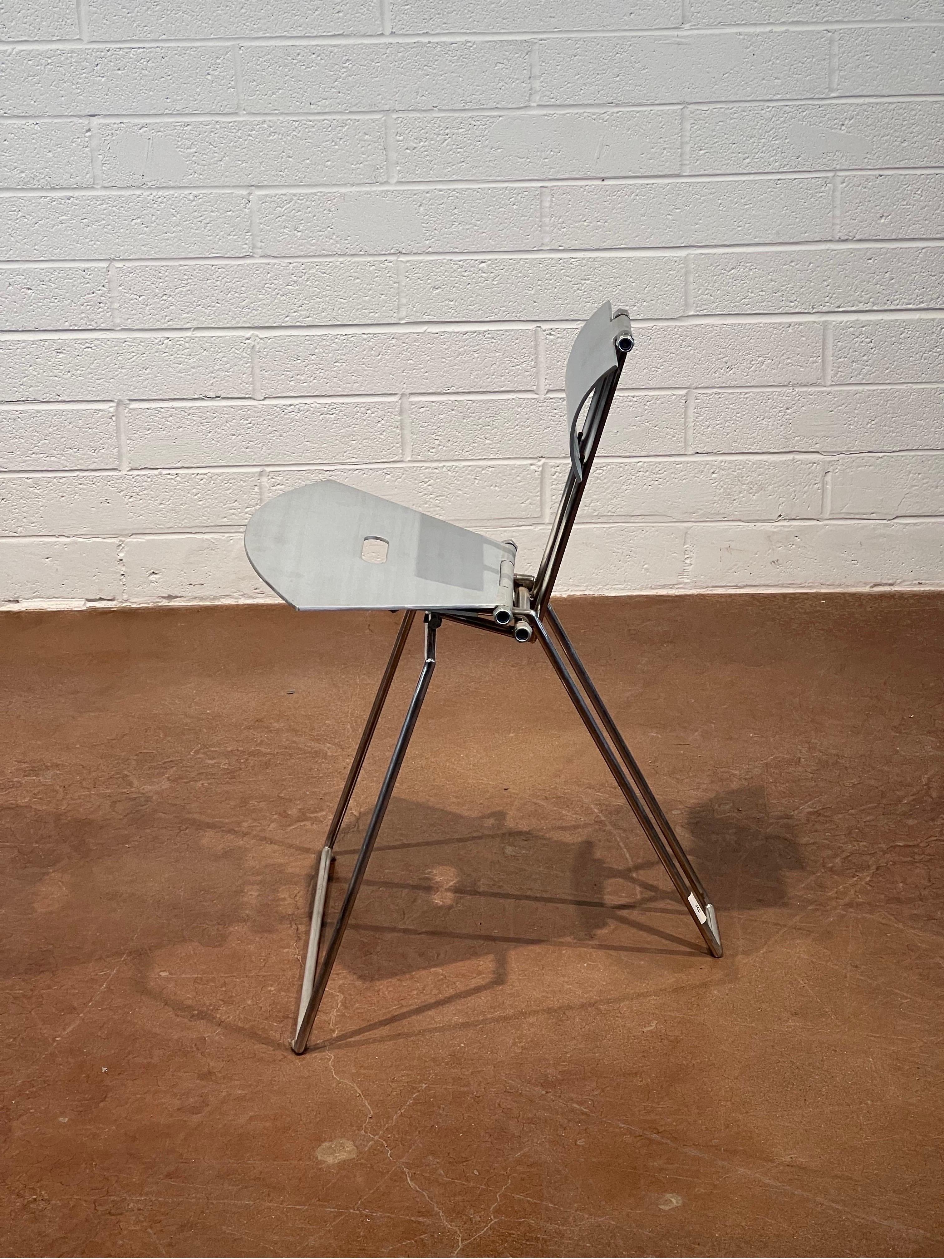 Dieser vollständig aus Aluminium gefertigte Prototyp eines Stuhls von Robert Whitton ist ein bemerkenswertes Stück gebrauchsfähiger Kunst, das die Grenzen zwischen Skulptur und funktionalem Möbel verwischt. Der in den 1980er und frühen 1990er Jahren