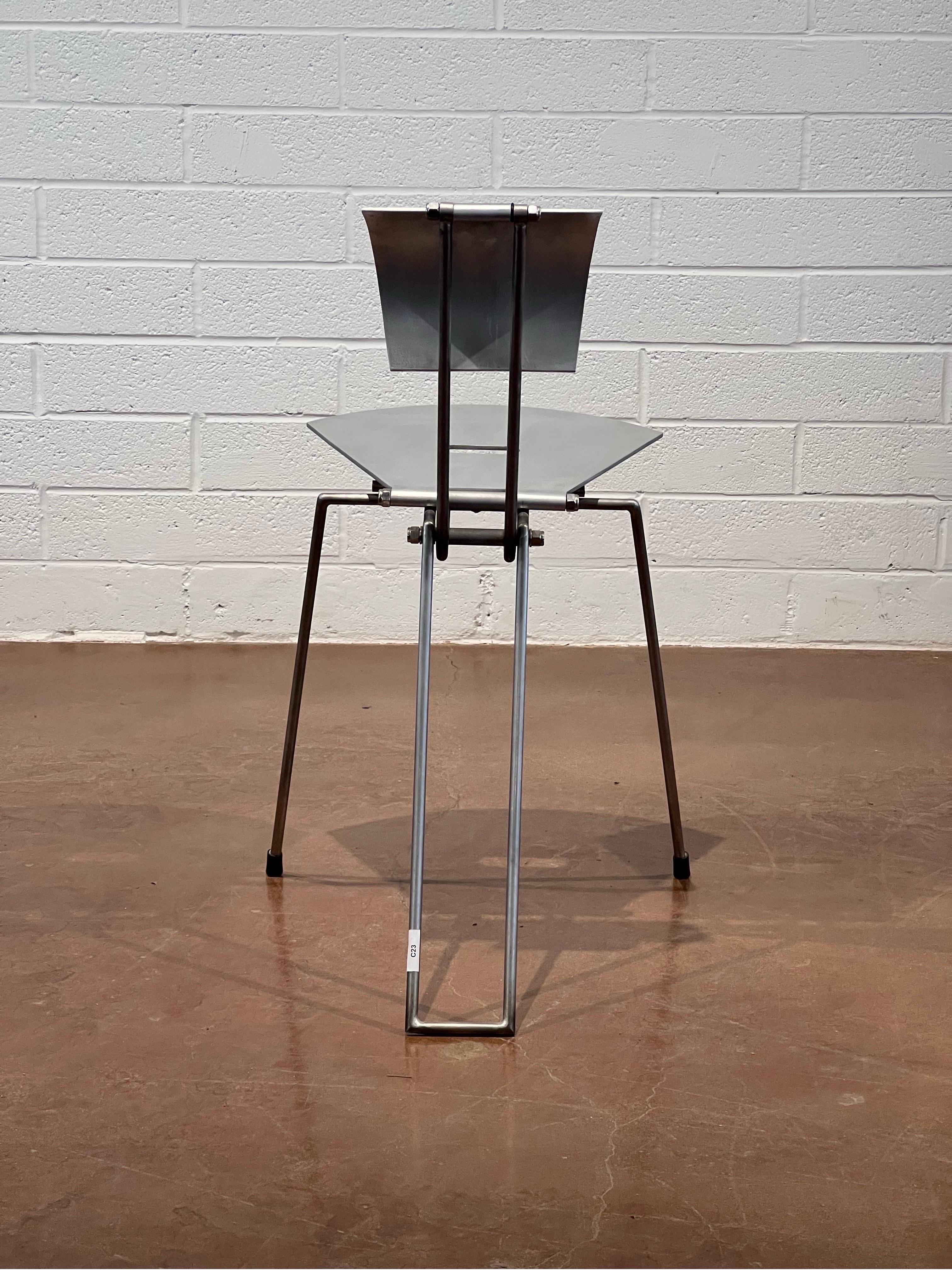 Dieser vollständig aus Aluminium gefertigte Prototyp eines Stuhls von Robert Whitton ist ein bemerkenswertes Stück gebrauchsfähiger Kunst, das die Grenzen zwischen Skulptur und funktionalem Möbel verwischt. Der in den 1980er und frühen 1990er Jahren