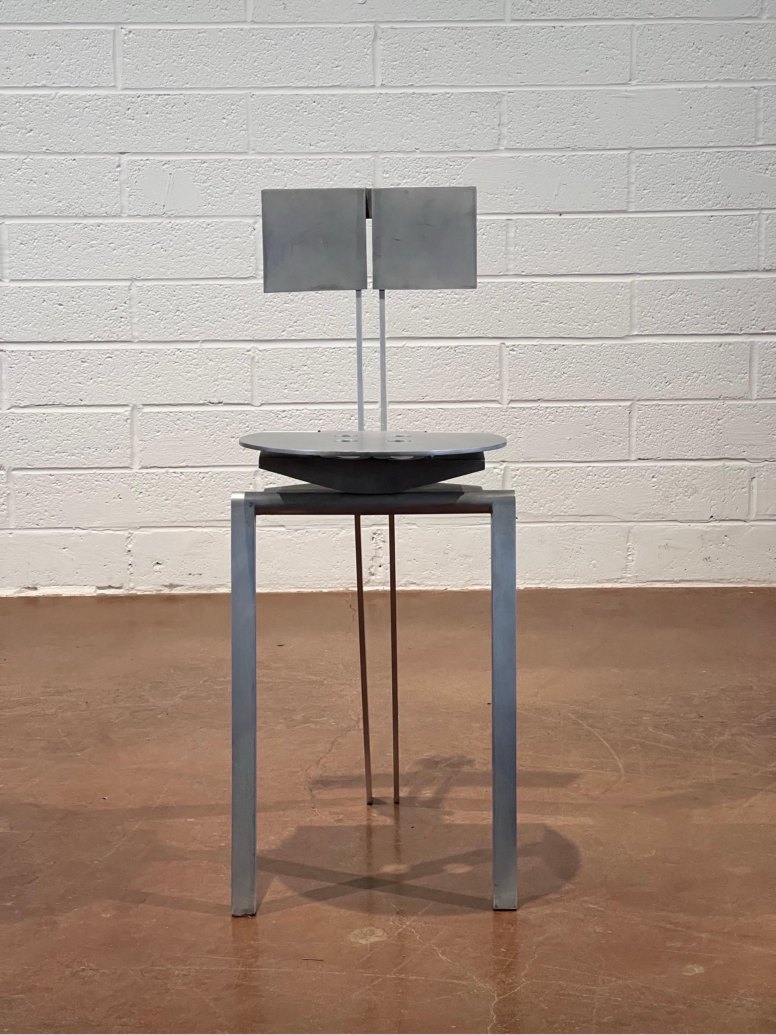 Questo prototipo di sedia di Robert Whitton, realizzato interamente in alluminio, è un pezzo d'arte utilizzabile di grande impatto, che confonde i confini tra scultura e arredamento funzionale. Progettata negli anni '80 e nei primi anni '90, la