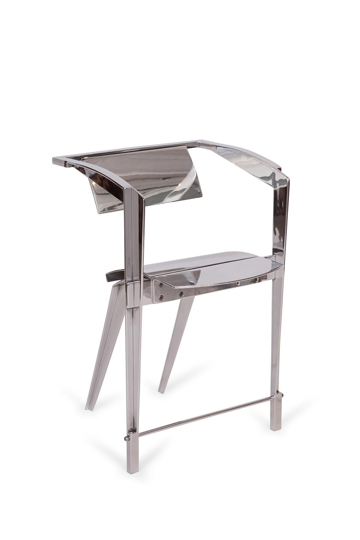 Prototyp eines hochglanzpolierten Aluminiumstuhls des Designers Robert Whitton aus Arizona. Es eignet sich gut als einprägsame Sitzgelegenheit oder als Statement-Stück, das als künstlerisches skulpturales Objekt verwendet wird.