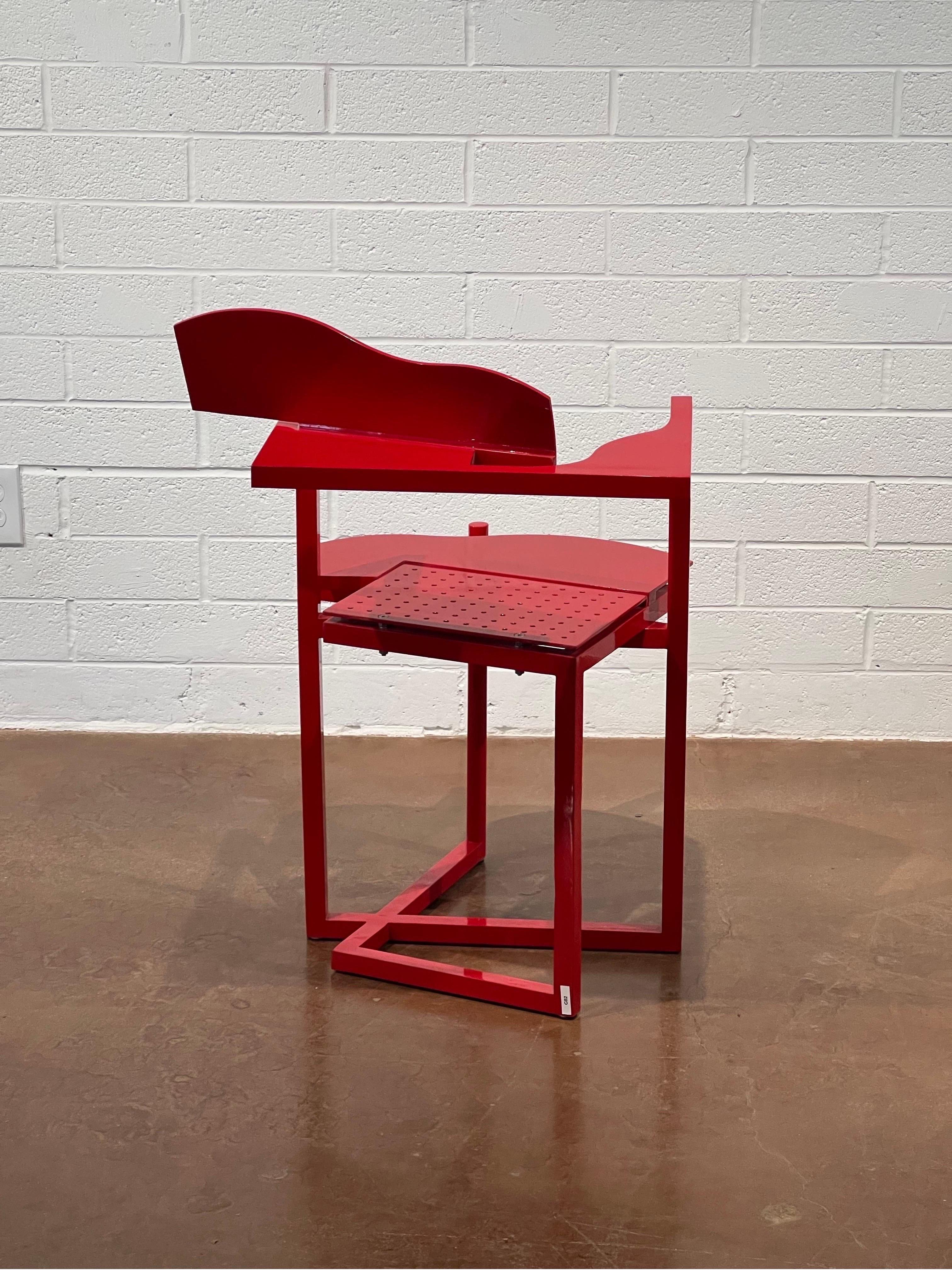 Cette chaise prototype de Robert Whitton, entièrement fabriquée en aluminium, est une œuvre d'art utilisable frappante, qui brouille les frontières entre la sculpture et le mobilier fonctionnel. Conçue dans les années 1980 et au début des années