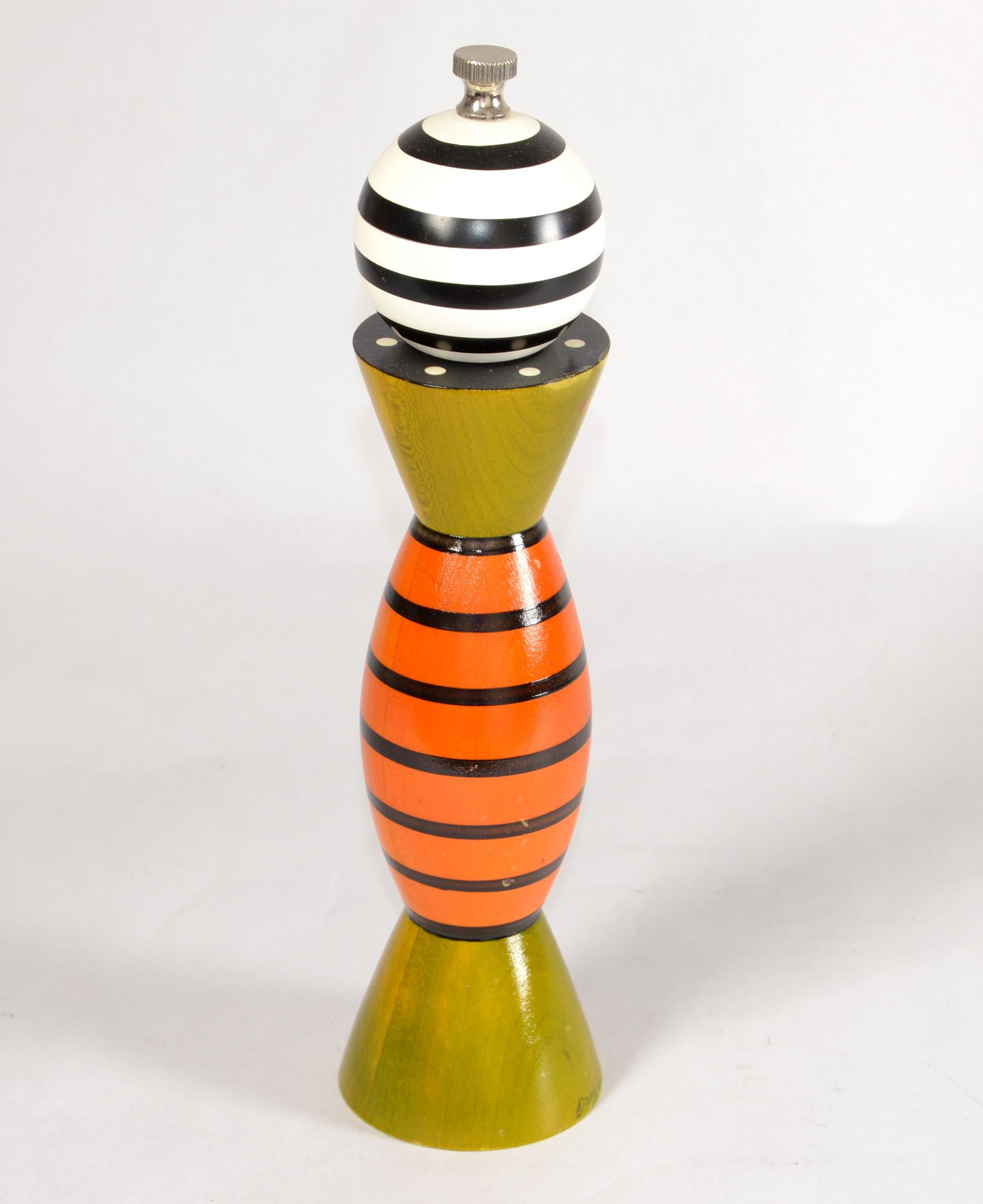 Designer Mill Aero AE-13 en vert olive, orange, noir et blanc en bois Salière ou moulin à poivre.
Robert Wilhelm de Raw Design crée cette salière ou ce moulin à poivre en bois Aeros.
Il est tourné au tour, peint à la main et laqué.
Moulin à sel et à