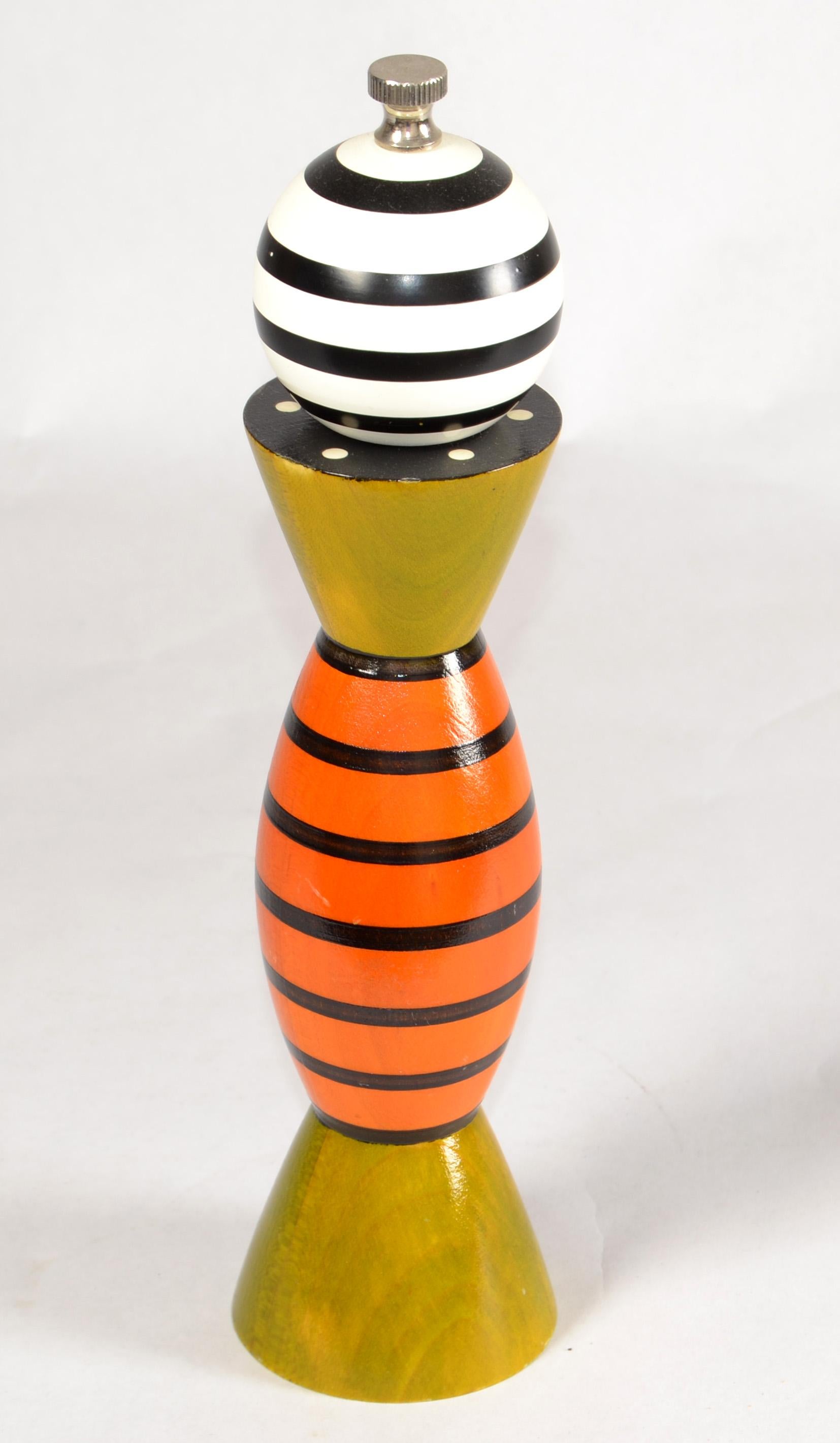 Tourné Robert The Design/One Aeros Salière en bois faite à la main Moulin à poivre en vente