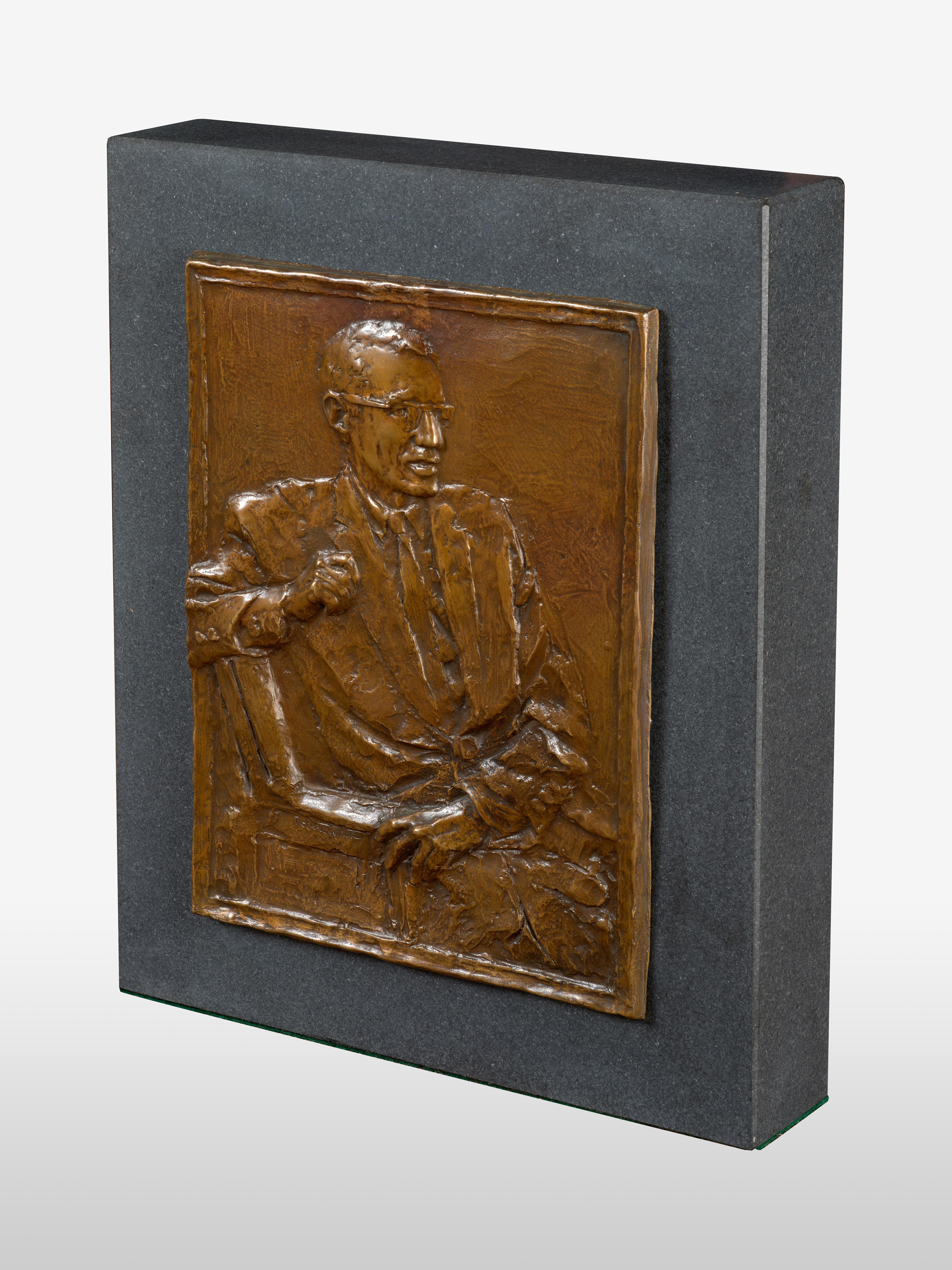 Portrait d'Arthur Miller - Sculpture de Robert Winthrop White