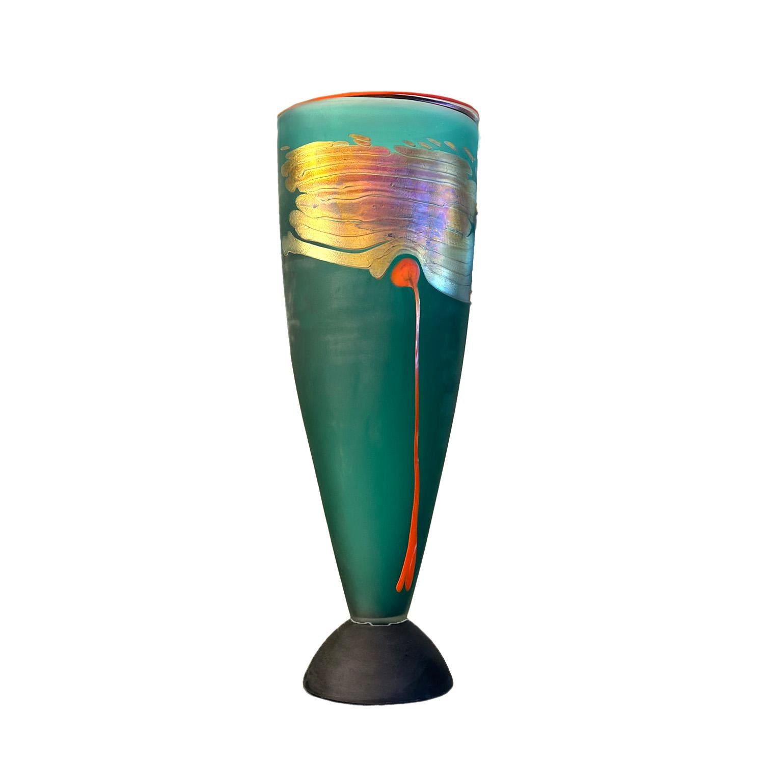 Artista del vetro di origine australiana, Robert Wynne è noto per le sue tecniche innovative e per il suo approccio unico alla soffiatura del vetro. Come questo splendido vaso, le sue opere sono spesso caratterizzate da colori vivaci e disegni