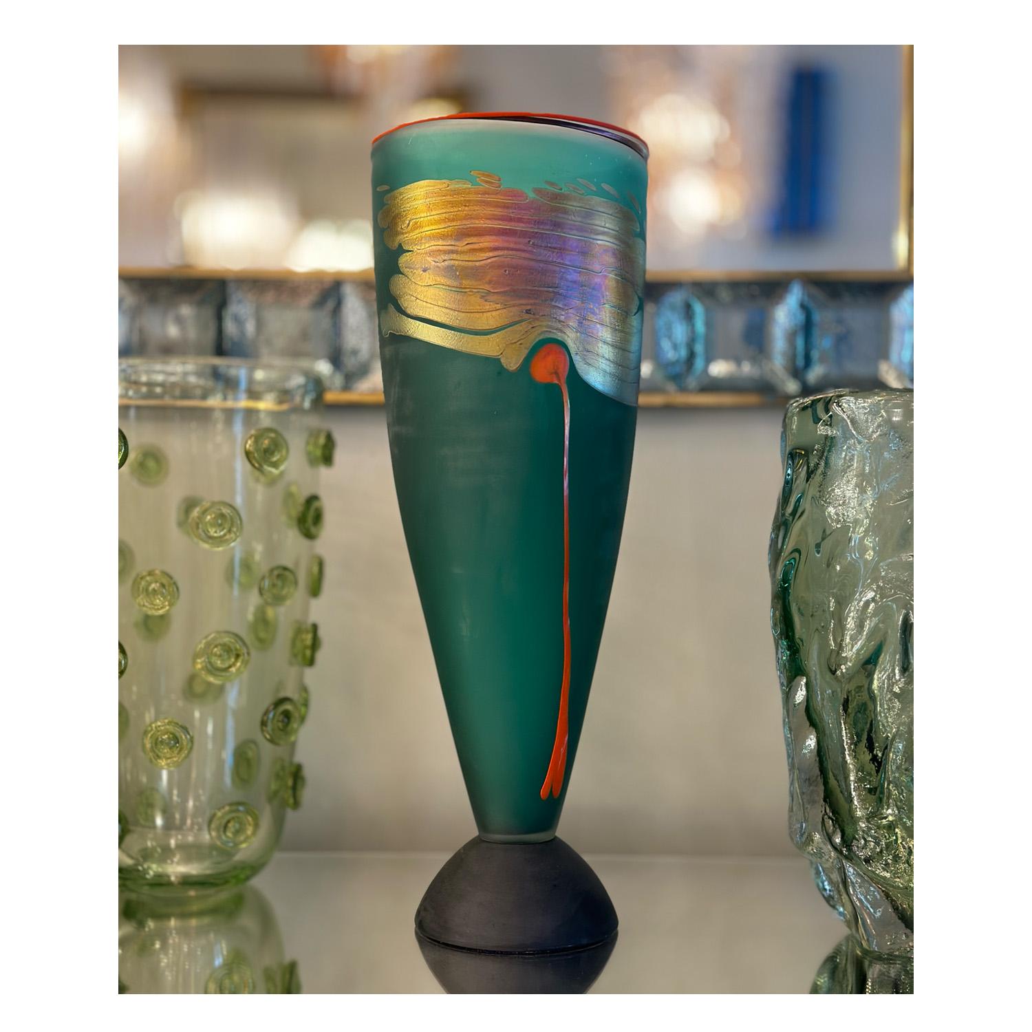 Fine XX secolo Vaso colorato in vetro Studio A di Robert Wynne, 1994 in vendita