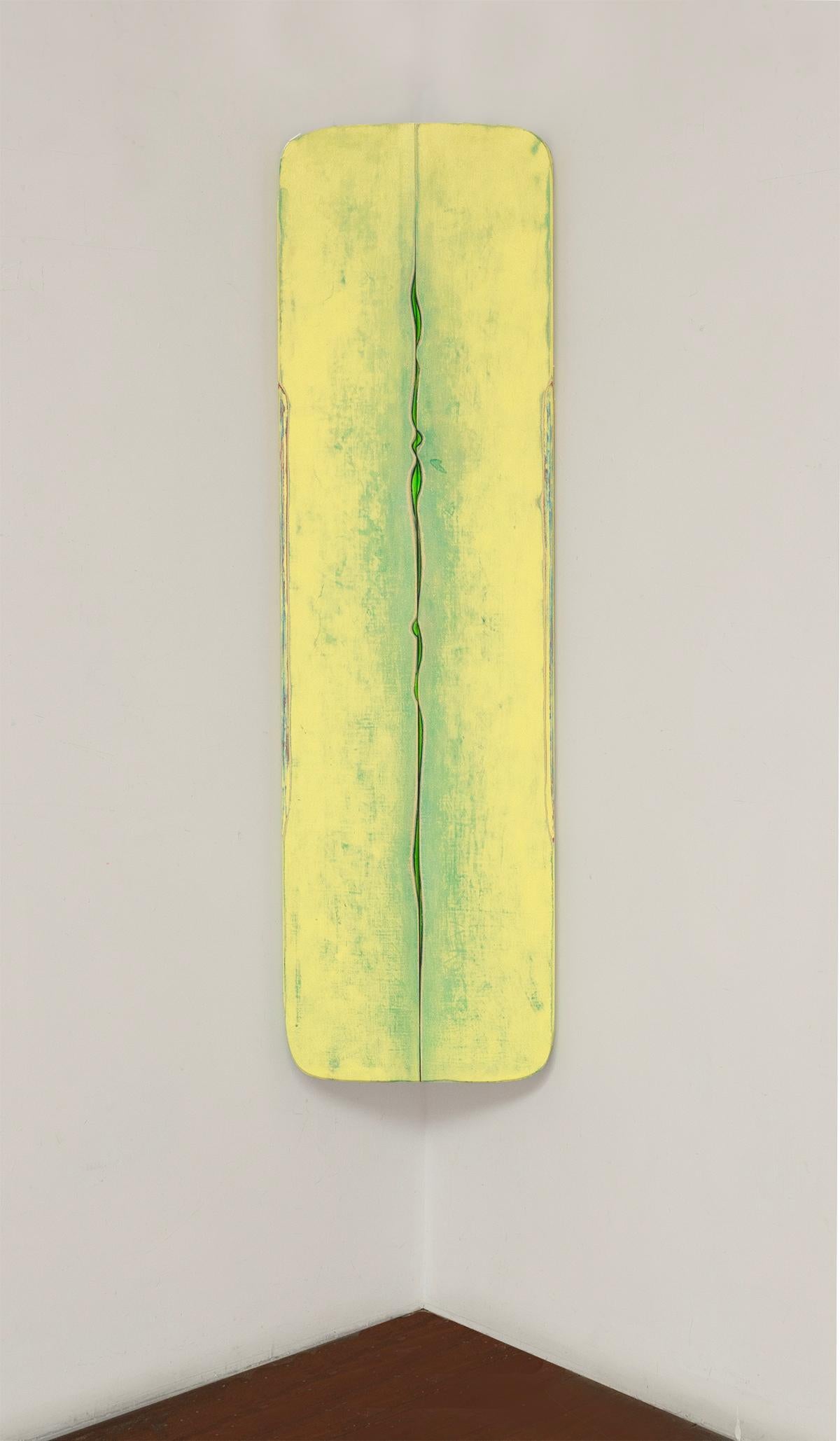 Schillerndes, blassgelbes, leuchtendes Grün, Eck-Skulpturgemälde auf Holz – Mixed Media Art von Robert Yasuda