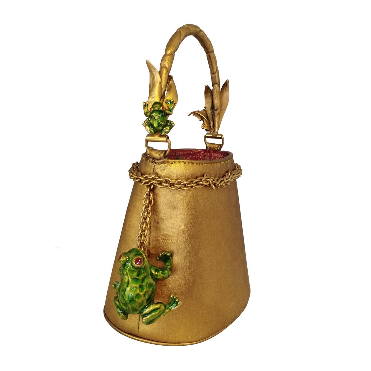 Masterpiece by Roberta Balsamo Milan
World's unique piece, not replicable
Haute couture, etno chic style
Leather
Bronze color
Metal hand painted frogs
Cm 18 x 16 x 14 (7 x 6,2 x 5,5 inches)
Made in Milano
Light signs
Worldwide express shipping