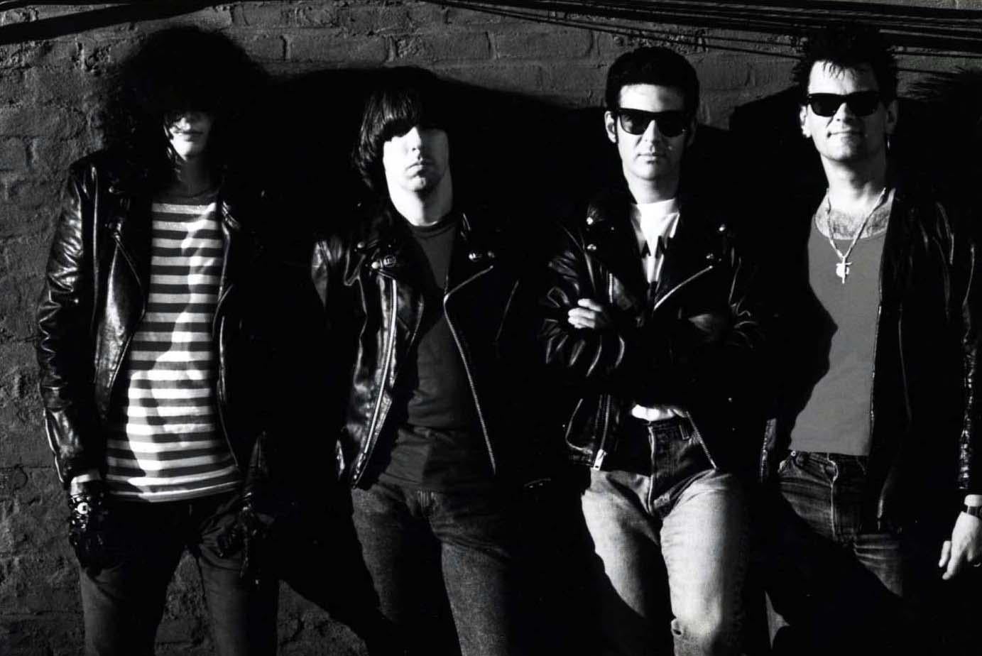 Vintage-Fotografie „The Ramones“ (Ramones in der Dunkelkammer)  – Photograph von Roberta Bayley