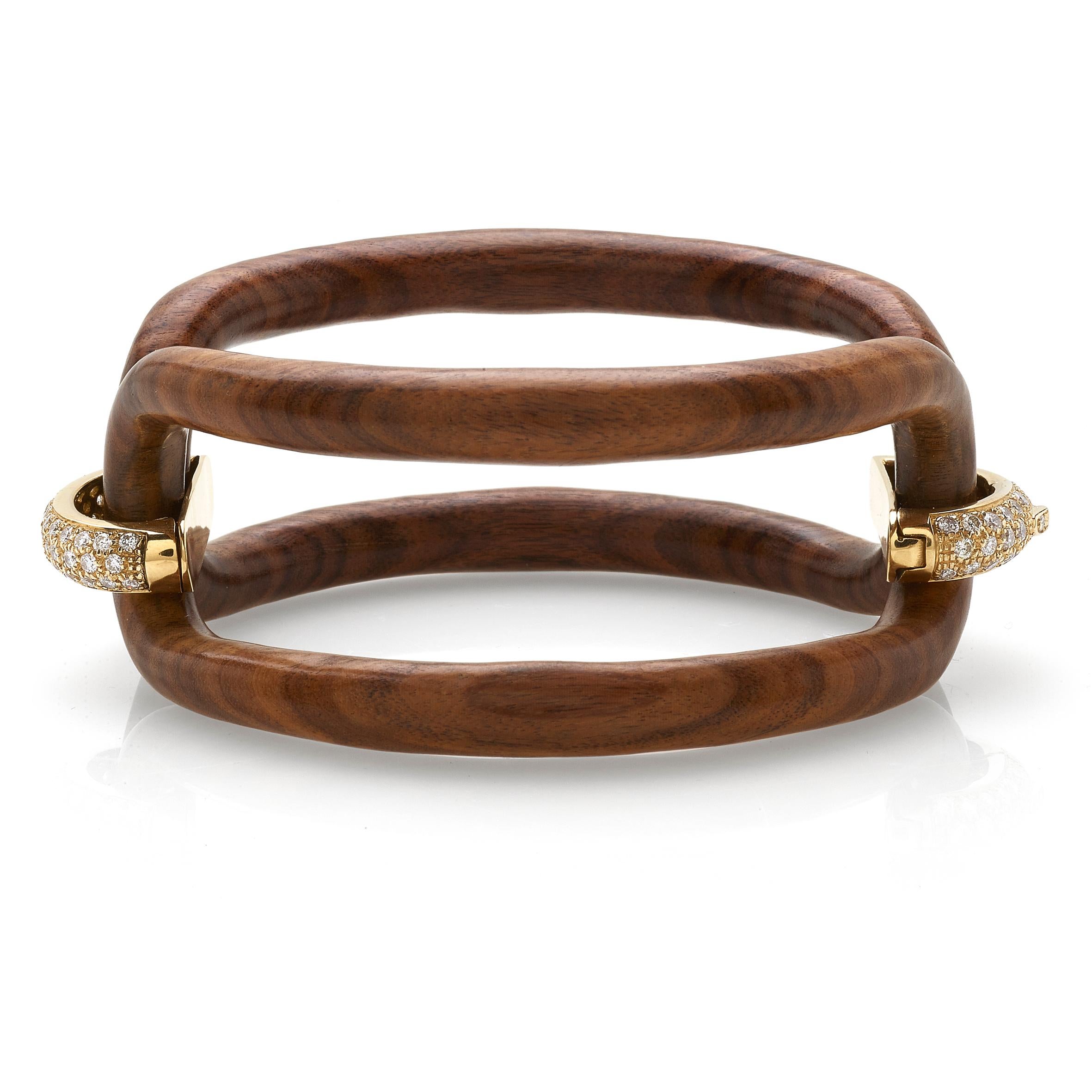 Della Collection'S, questo squisito braccialetto è realizzato in oro giallo 18 kt e lussuoso legno di rosa, impreziosito da brillanti bianchi. La ricchezza naturale del palissandro esalta l'eleganza dell'oro, mentre i diamanti conferiscono al pezzo