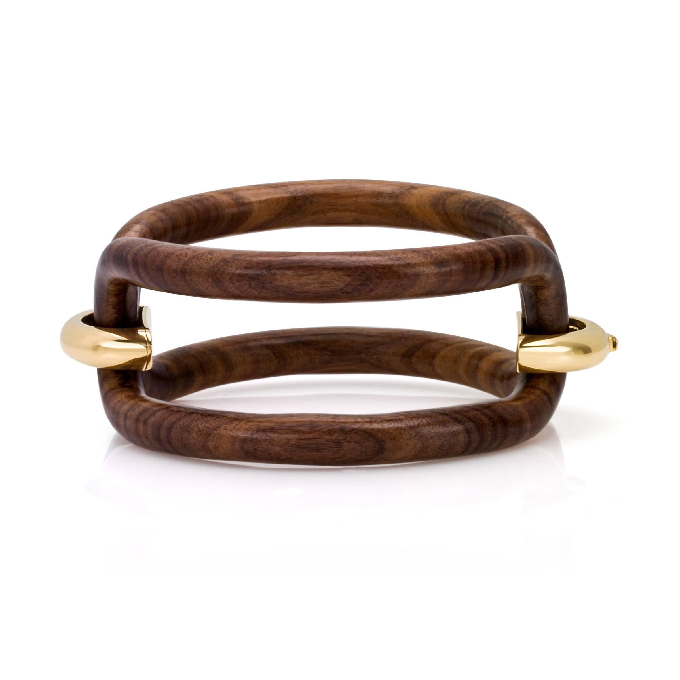 Issu de la célèbre Collection Roberta, ce bracelet allie le luxueux or jaune 18 carats aux riches tons du bois de rose, créant ainsi une pièce qui respire l'élégance et le charme moderne. Connu pour sa beauté naturelle et ses teintes chaudes, le