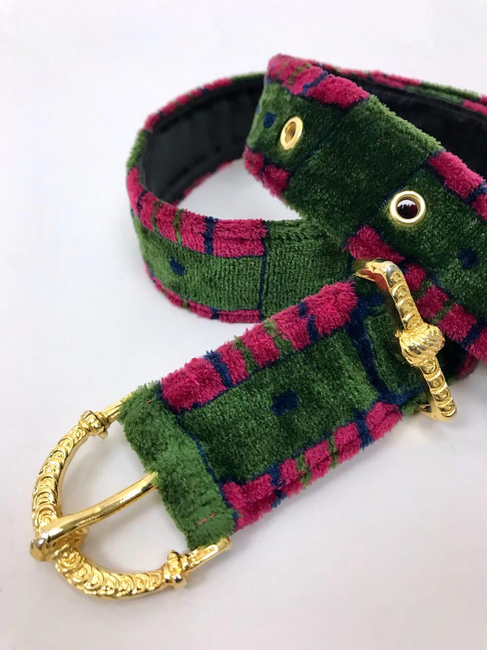 Stunning extremely rare and collectible 1970s Roberta di Camerino trompe l'oeil belt. The plush velvet waist belt features the iconic belt illusion print in Roberta di Camerino's signature colouring of bottle green, raspberry-red and navy blue.