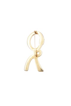 Broche con logotipo "R" de Roberta Di Camerino en crema y esmalte dorado de los años 80