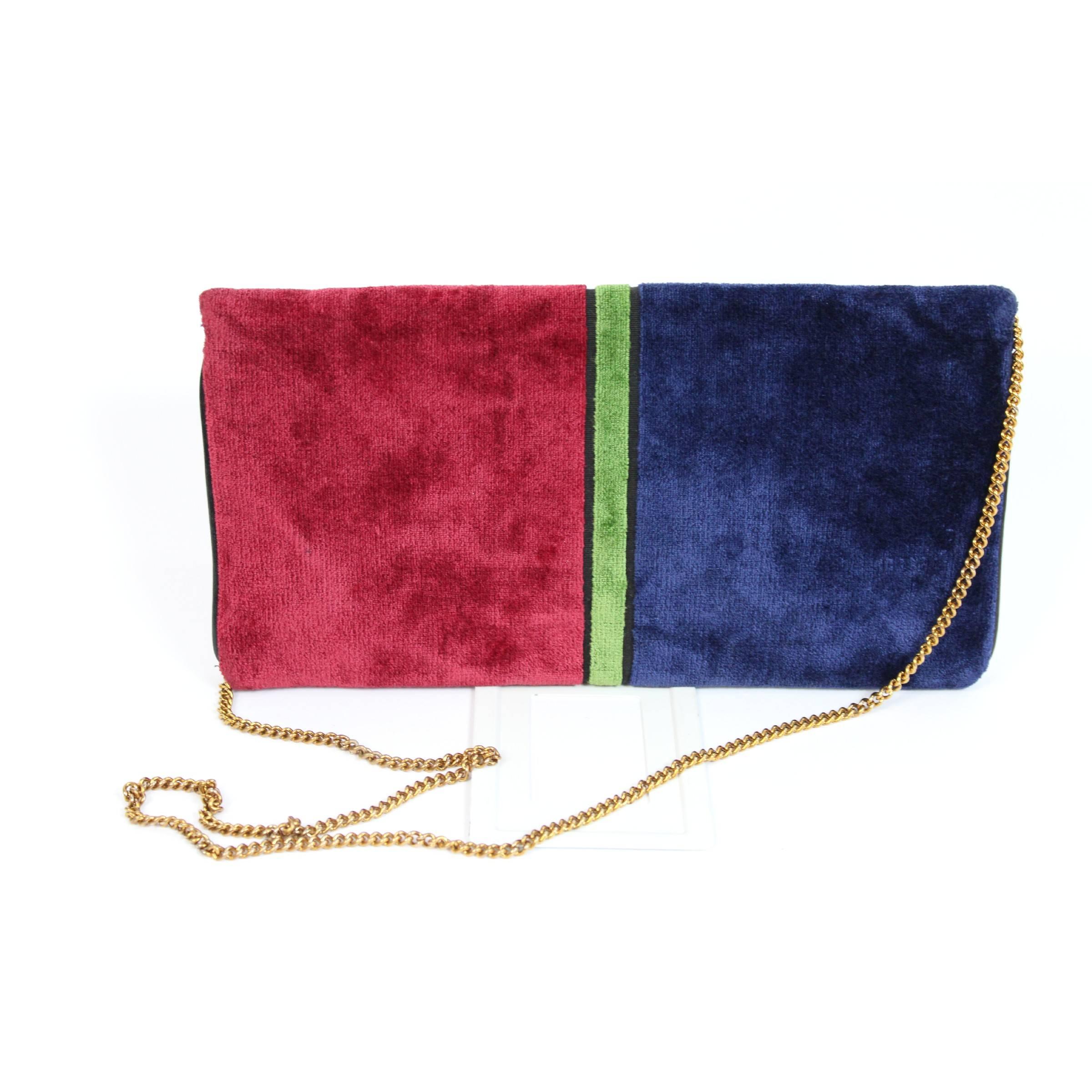 Roberta di Camerino bag type clutches. Shoulder model with gold chain, in dark blue and red velvet material with a green belt. Clip closure. Leather lining. Excellent vintage condition. Made in Italy.

Measurements: 28 x 15 x 1.5 cm

