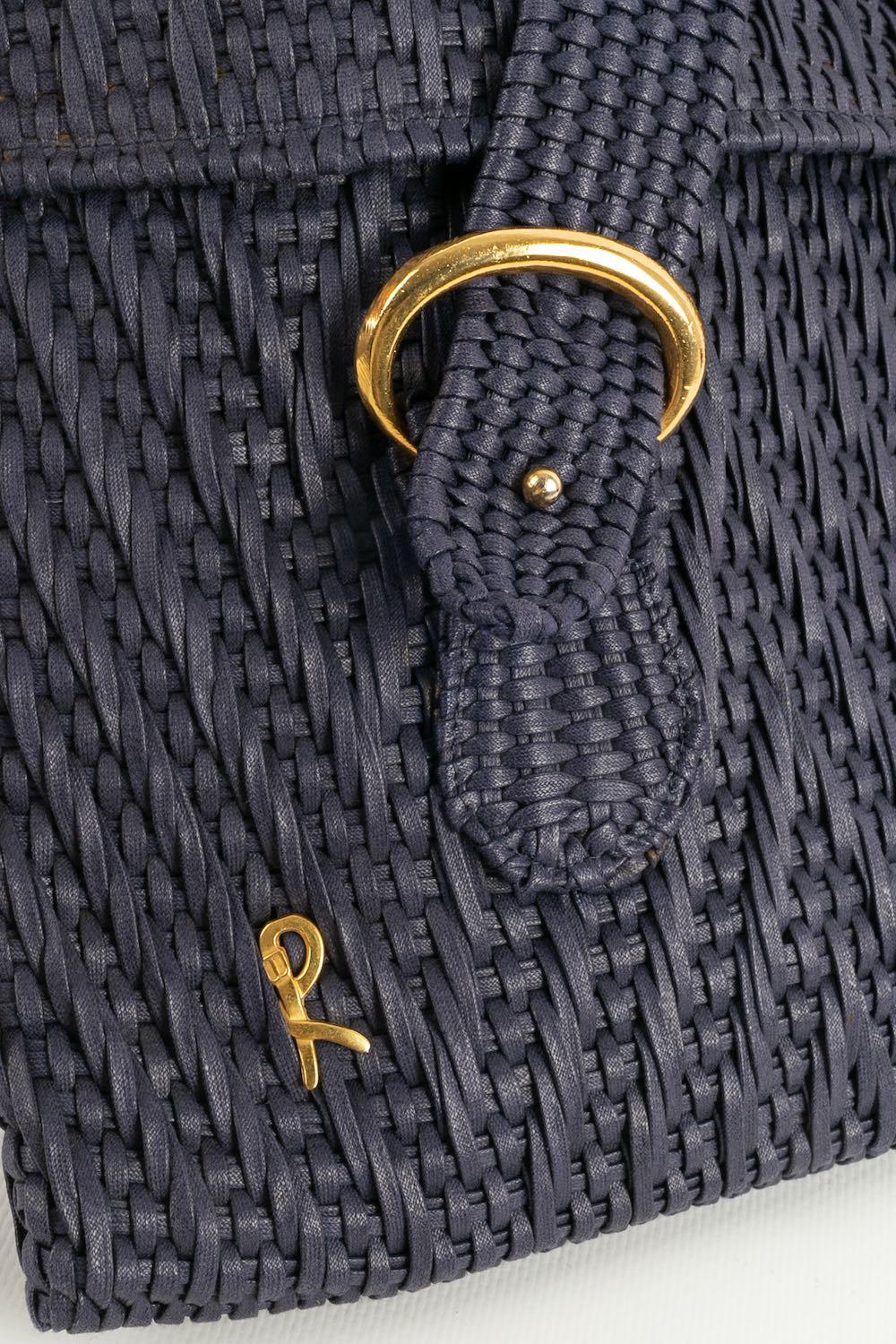 ROBERTA DI CAMERINO - (Made in Italy) Braided leather bag with golden metal attributes.

Condition:
Very good condition

Dimensions:
Width: 33 cm - Height: 25 cm - Depth: 4 cm - Handle: 52 cm

SKU:S198