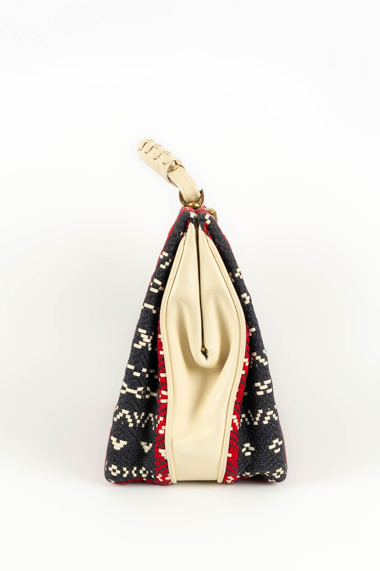 ROBERTA DI CAMERINO - (Made in Italy) Bag in red and blue canvas and off-white leather. Leather interior. To note, rare marks on the leather interior.

Condition:
Very good condition

Dimensions :
Width : 28 cm - Height : 23 cm - Depth : 13 cm