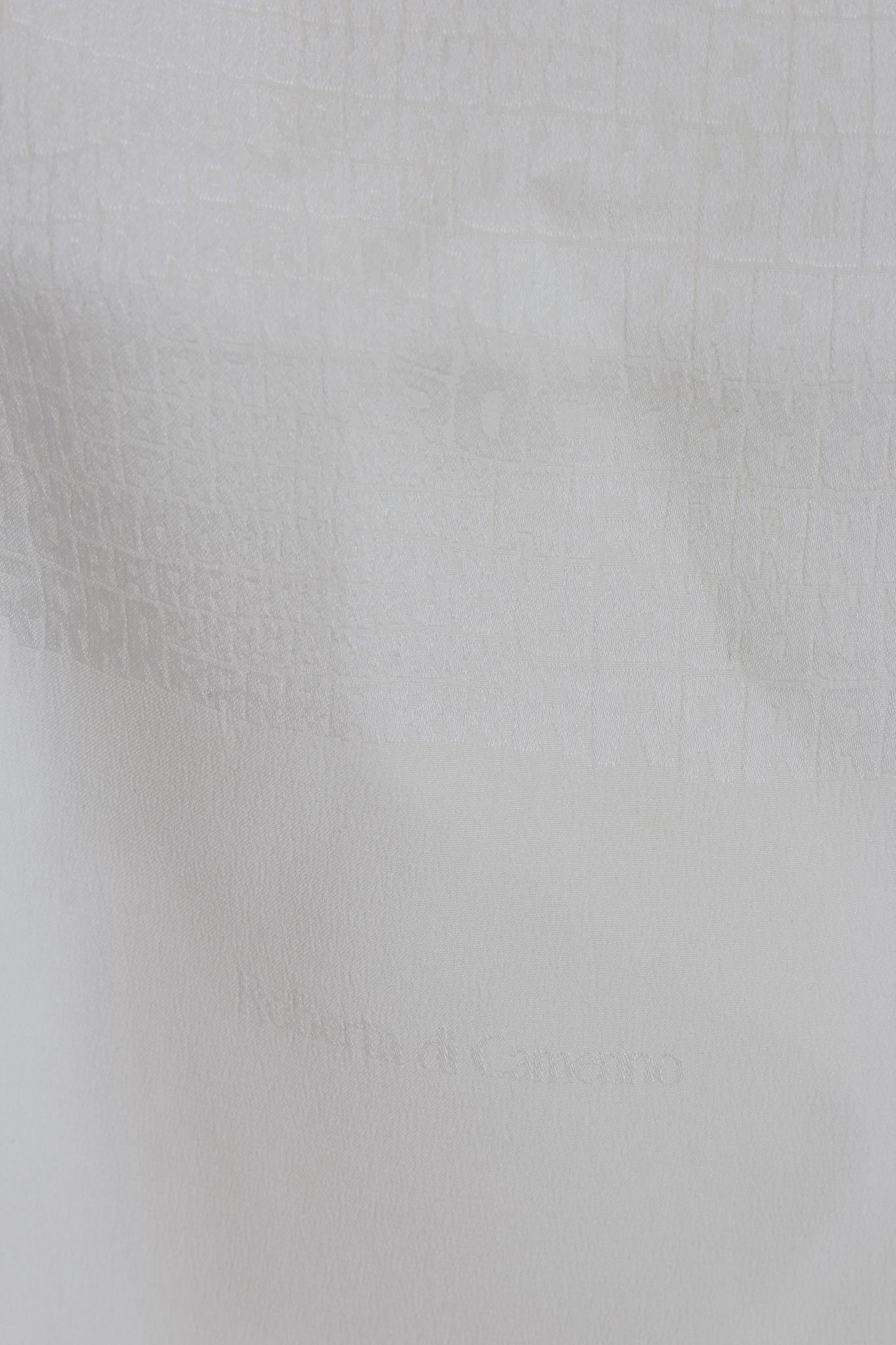 Roberta di Camerino 90s vintage Schlauchschal. Ton-in-Ton-Monogramm-Muster in Beige, 100% Seide. Hergestellt in Italien.

Maße: 37 x 170 cm