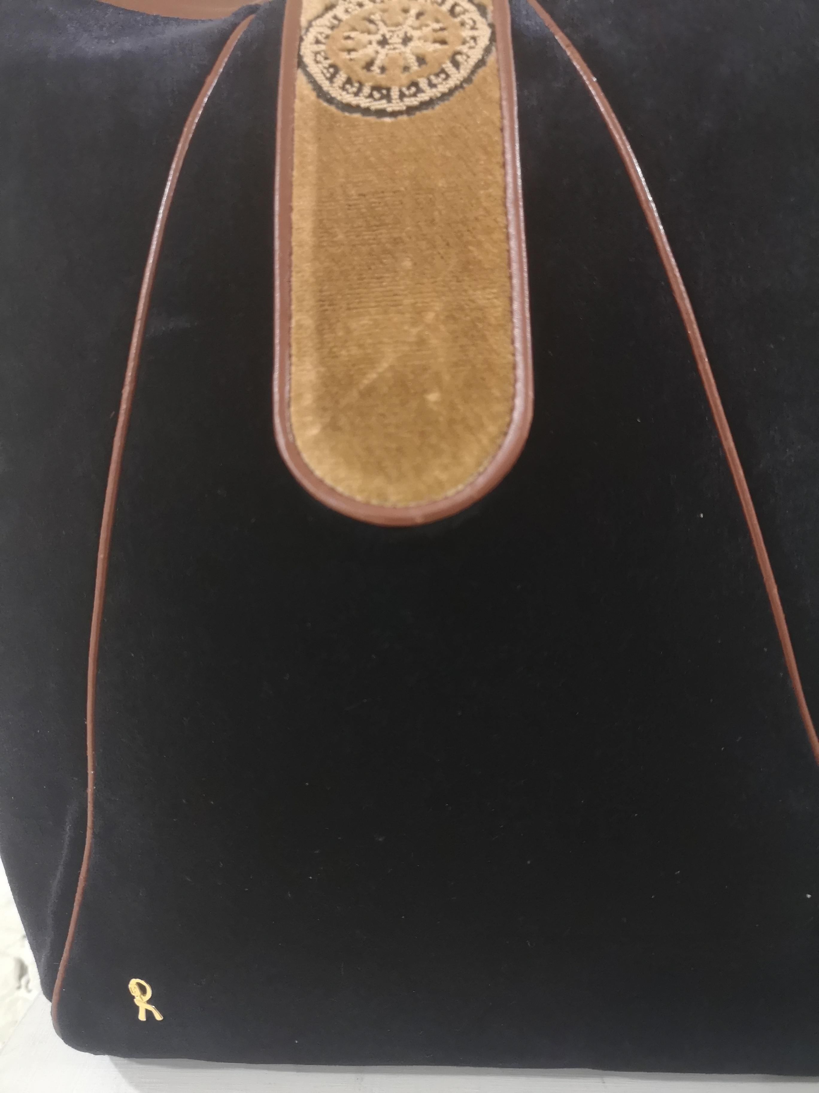 Roberta di Camerino blue velvet brown leather shoulder bag
Measurements: 40 * 31 cm , 14 cm depth