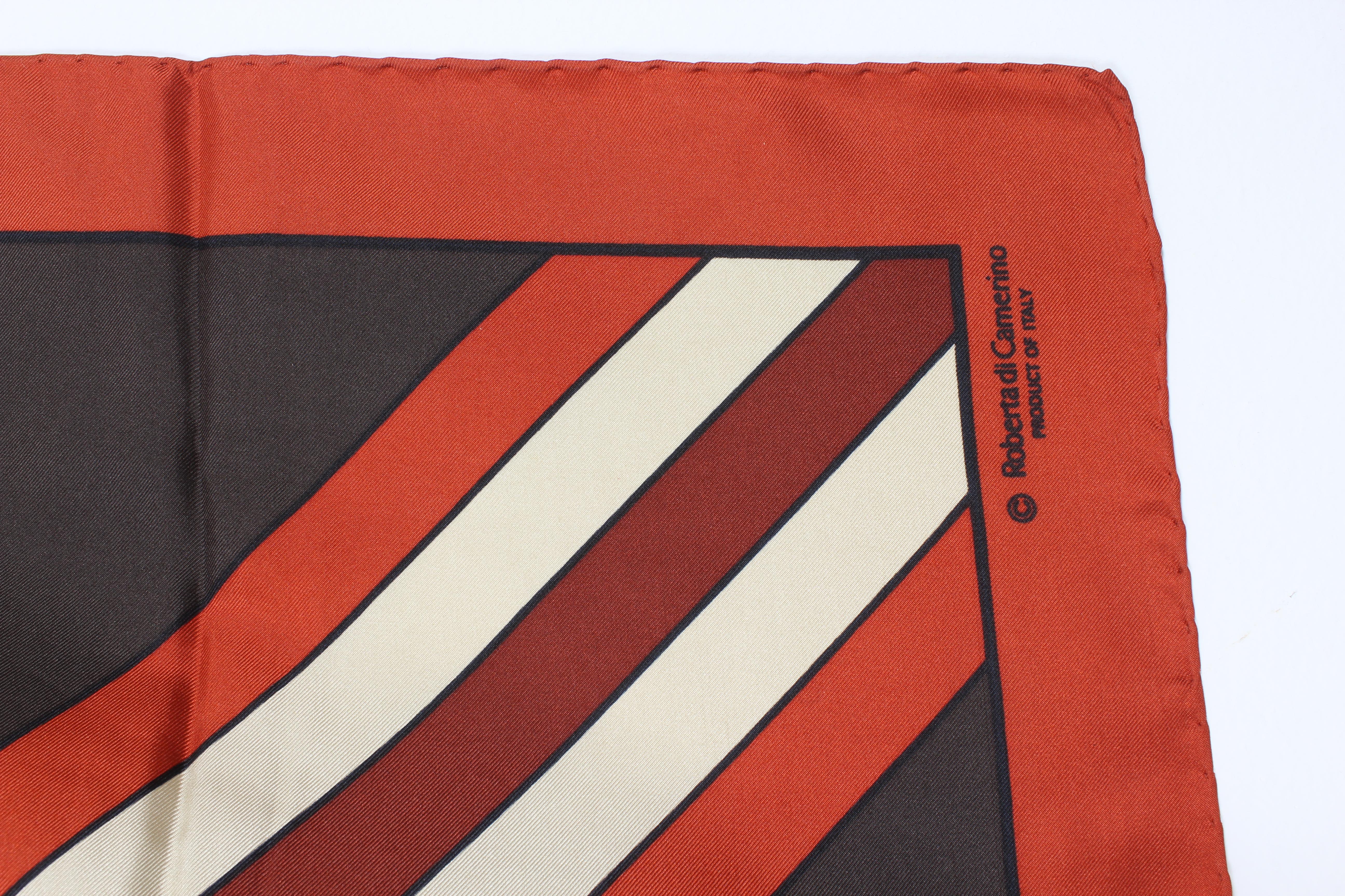 Roberta di Camerino Vintage-Schal aus den 80ern. Braun-, orange- und beigefarben mit dem typischen Muster der Designerin. stoff aus 100% Seide. Hergestellt in Italien.

Maße: 85 x 85 cm