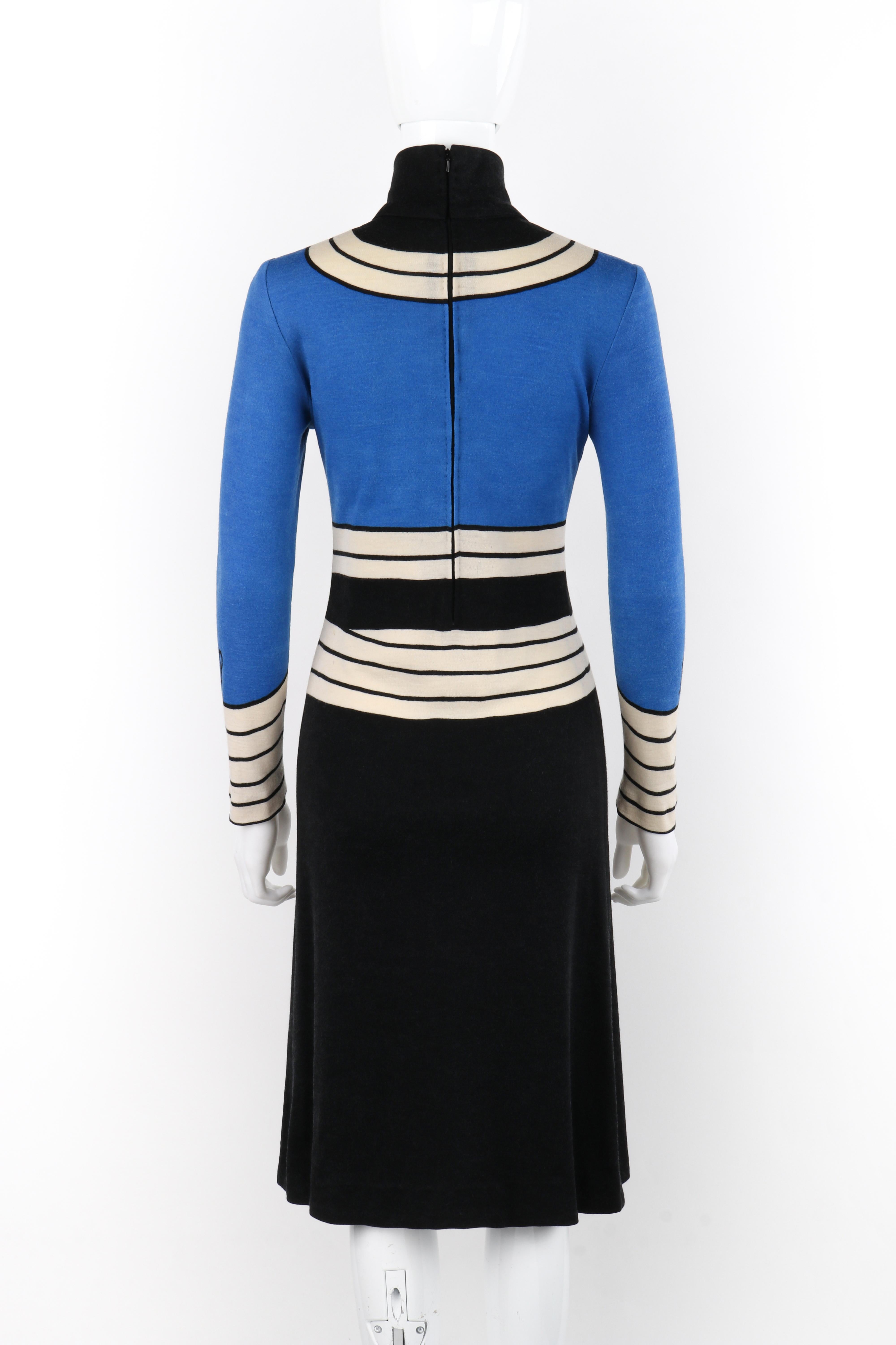 ROBERTA DI CAMERINO ca. 1960er Jahre Blaues Schwarzes Rollkragenkleid aus Stretchstrick mit geometrischem Rollkragen im Angebot 1