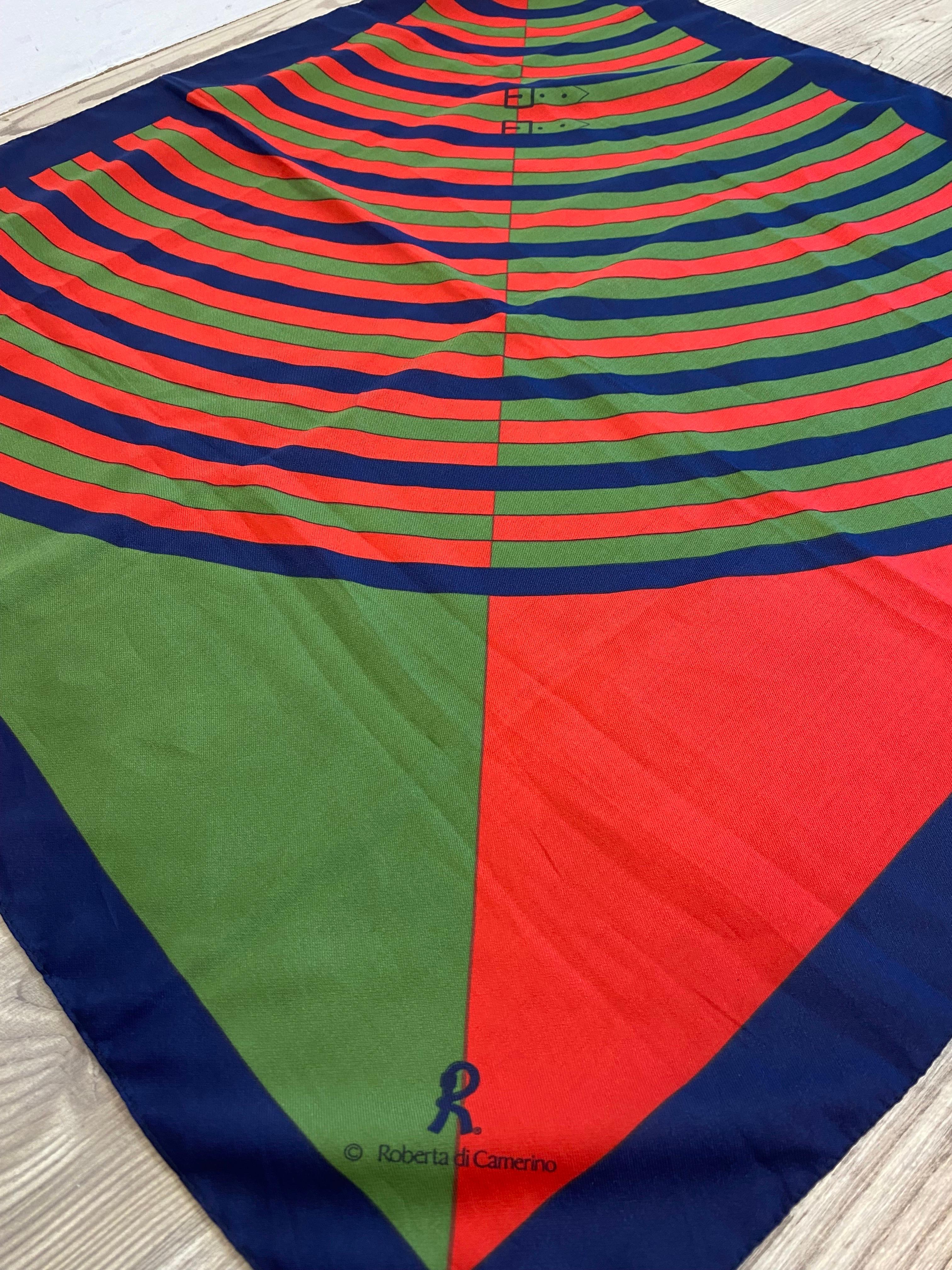 Foulard du vestiaire de Roberta, vert, rouge et bleu.

En parfait état, comme neuf.

76 cm x 76 cm