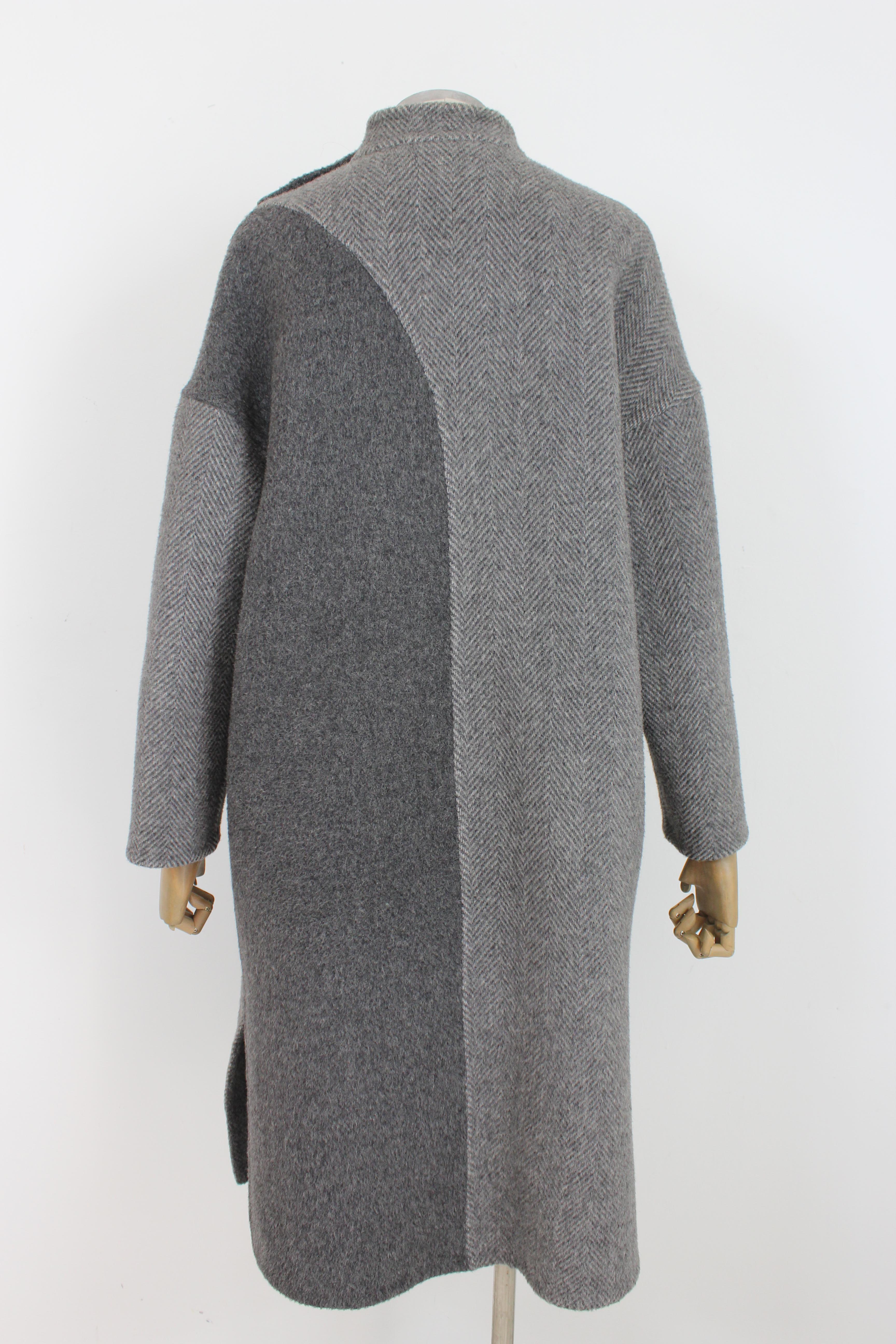 Roberta di Camerino 70s vintage coat. In gray color, herringbone pattern. Closure with small gold-colored buttons with logo, three pockets at the waist with zip closure. Fabric 70% alpaca, 30% virgin wool. Made in Italy.

Size: 44 It 10 Us 12