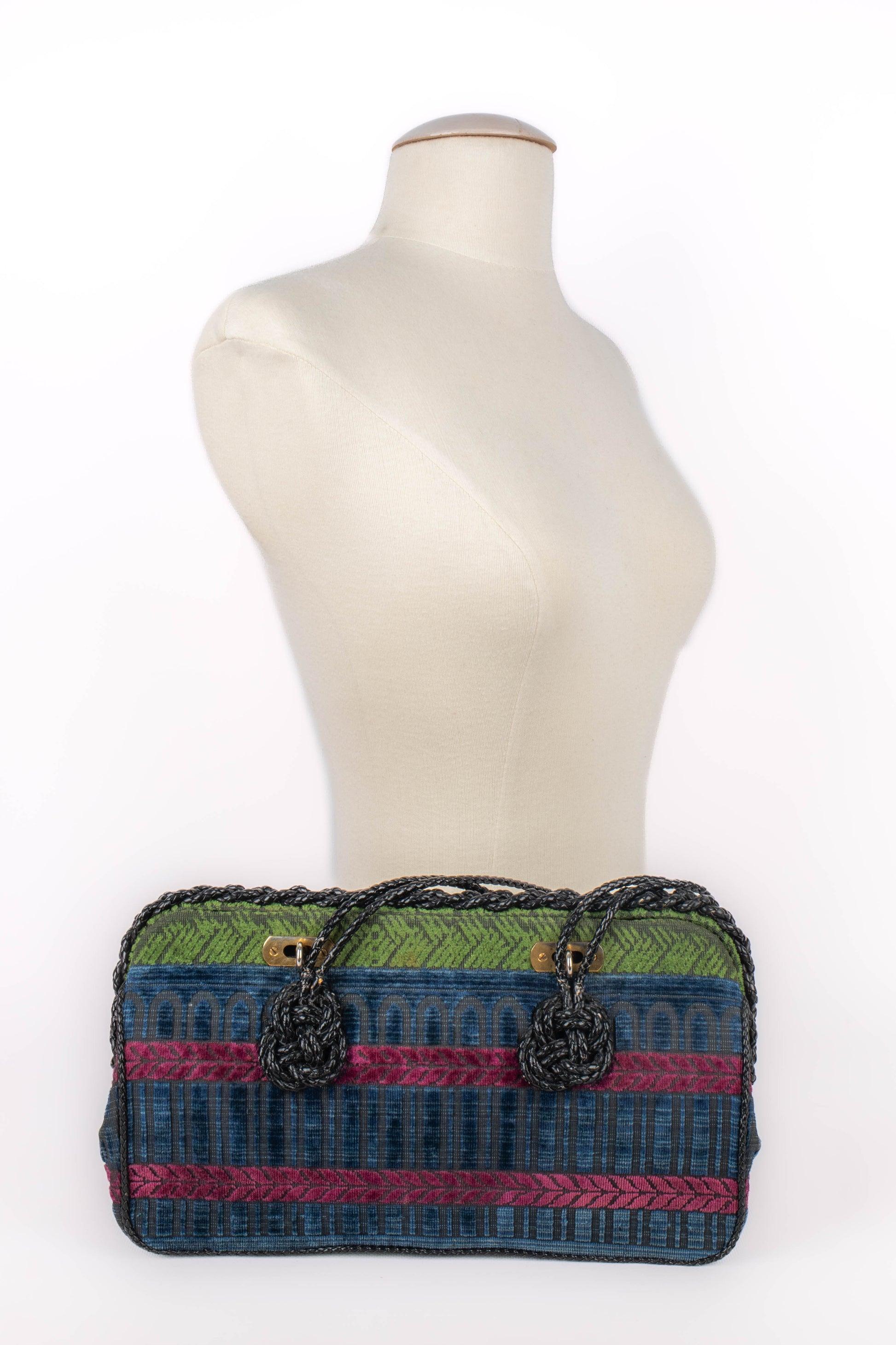 Roberta Di Camerino - (Made in Italy) Green, pink, and blue velvet handbag with black braided leather handle and edges. Golden metal elements.

Additional information:
Condition: Good condition
Dimensions: Length: 30 cm - Height: 17 cm - Depth: 6 cm