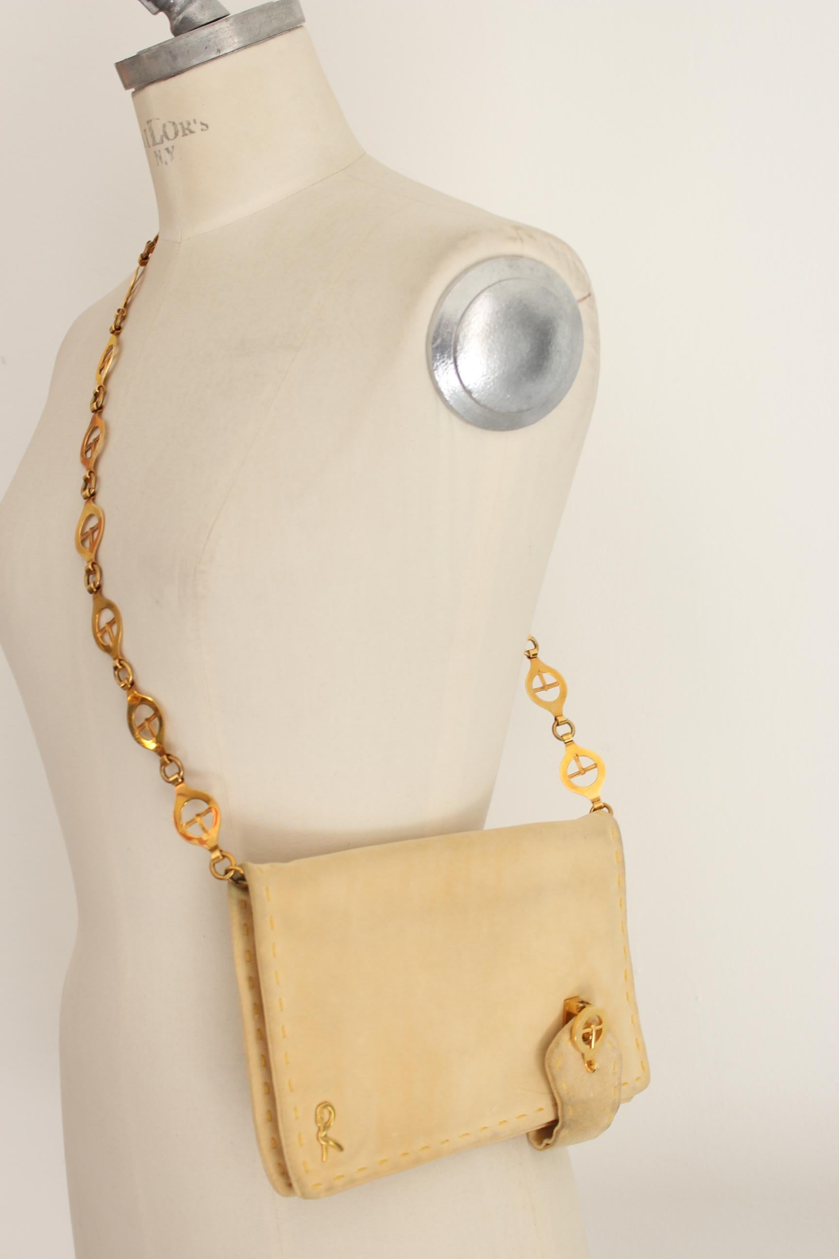 Roberta di Camerino vintage 90s shoulder bag. Evening pochette, beige color in leather suede, shoulder strap in chain color gold intertwined. Double compartment with clip closure. Stitching along the edges. Made in Italy. Good vintage condition,