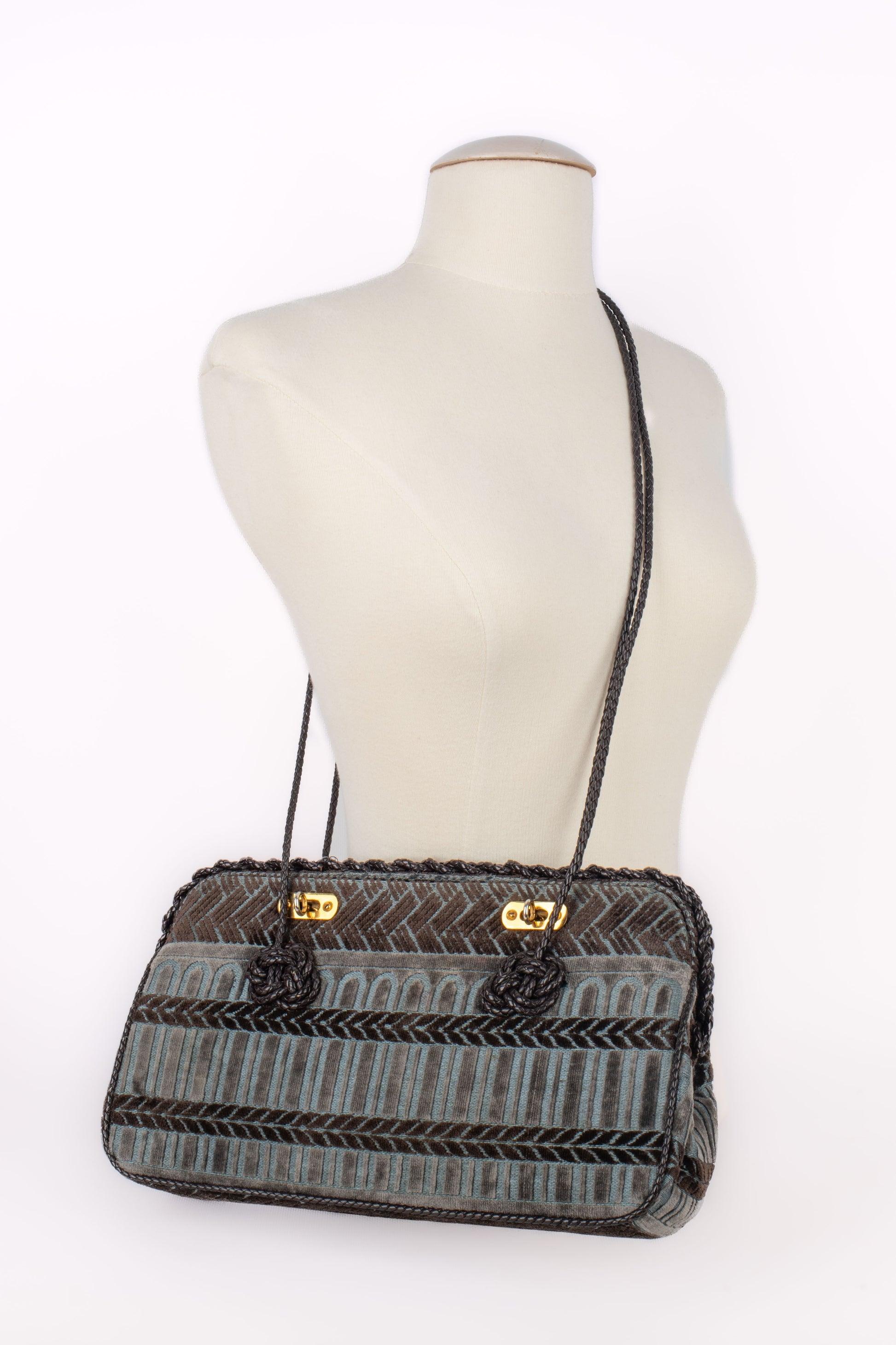 Roberta Di Camerino - (Made in Italy) Two-tone velvet handbag with braided leather handles and edges.

Additional information:
Condition: Good condition
Dimensions: Length: 30 cm - Height: 18 cm - Depth: 6 cm - Handle length: 98 cm

Seller