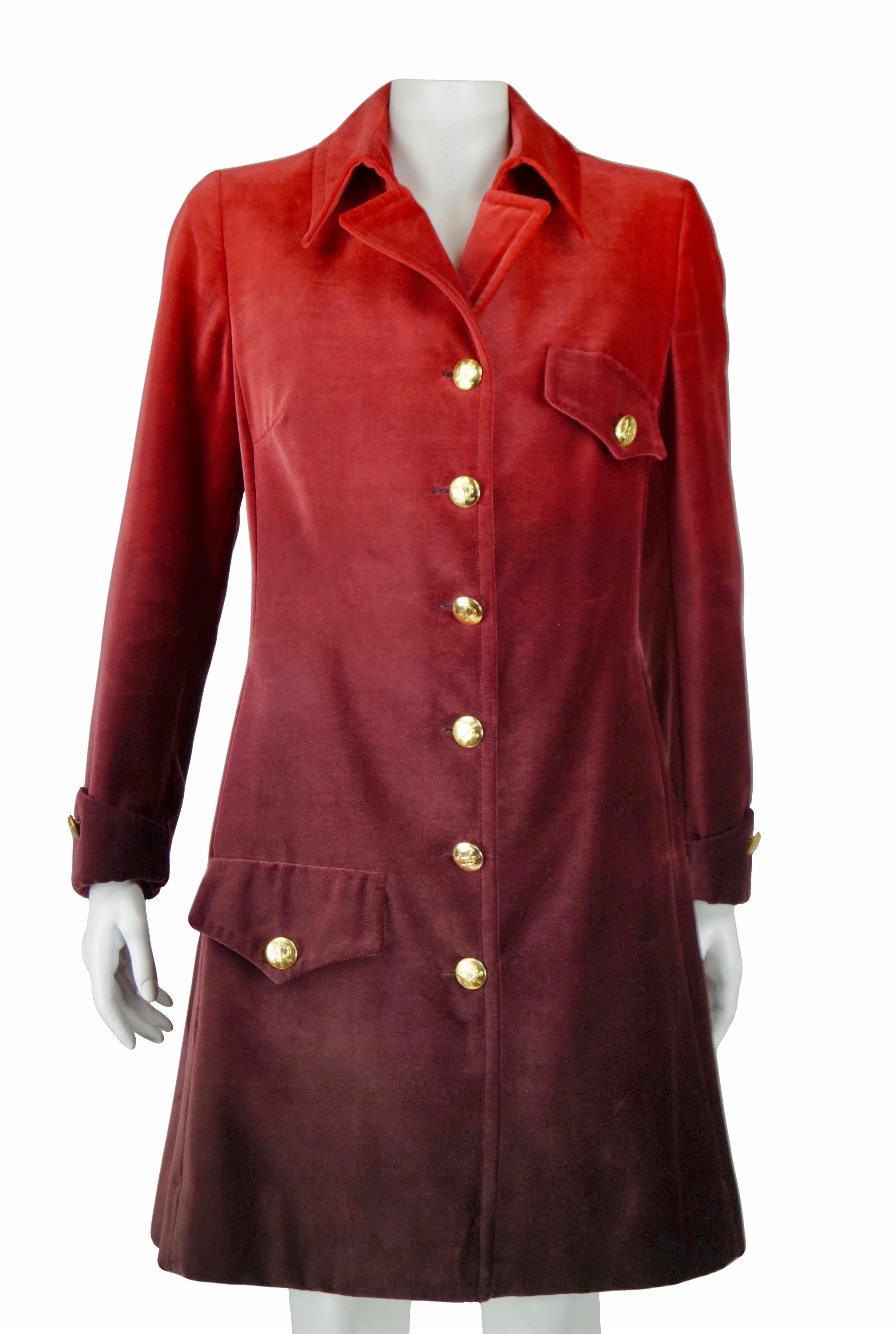 Roberta di Camerino manteau en velours rouge dégradé vintage 70s
Style militaire avec boutons dorés avec le Monogram Roberta di Camerino.
Velours de coton
Doublé
L'étiquette de taille et la composition du tissu ne sont pas présentes.
Fabriqué en