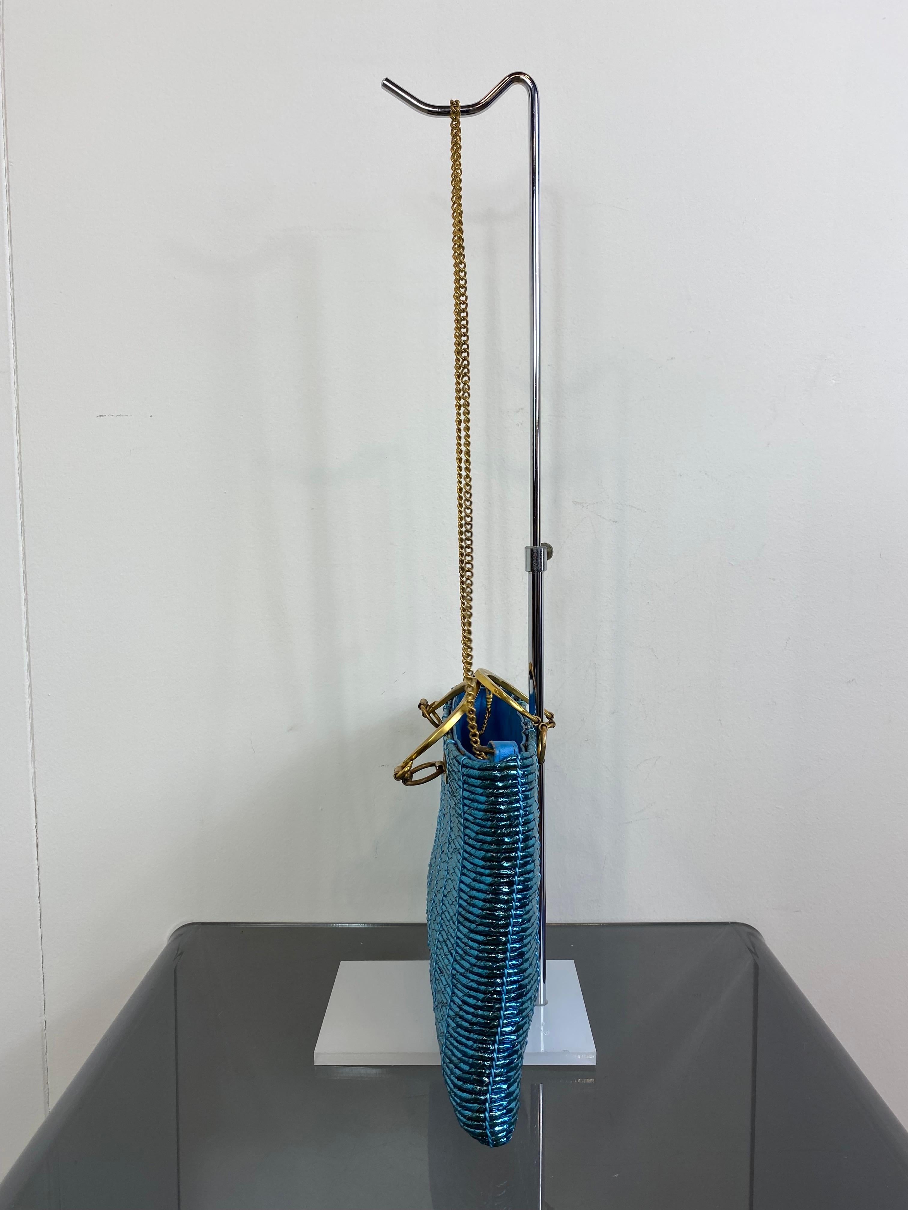 Metallic blue shoulder bag by Roberta di Camerino with golden handles and shoulder strap.
Leather lining, with pockets, one of which is zipped.
It shows signs of normal use but is in very good condition overall.
Height 20 cm
Width 28 cm
Depth 3