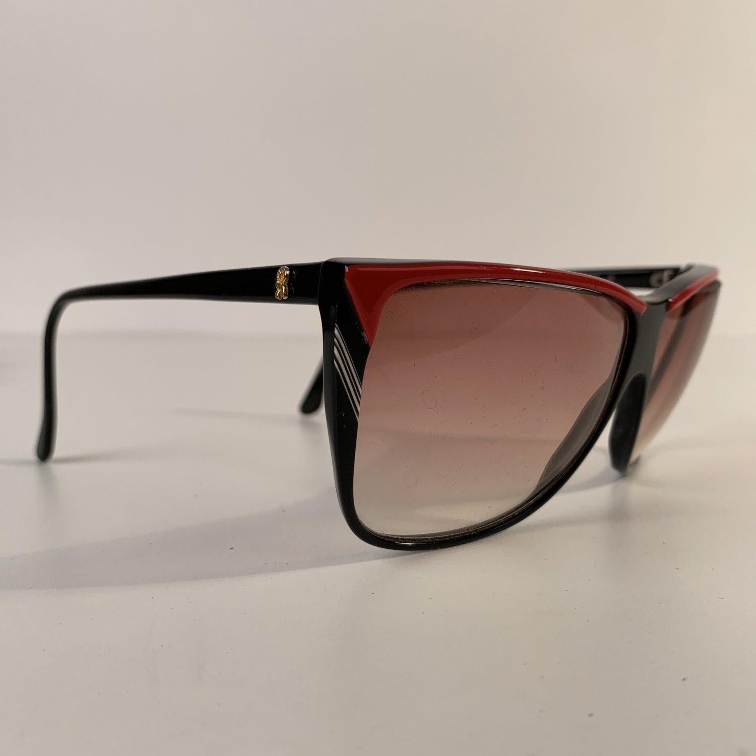 Roberta di Camerino Vintage schwarz-rote quadratische Sonnenbrille R56 (Braun) im Angebot