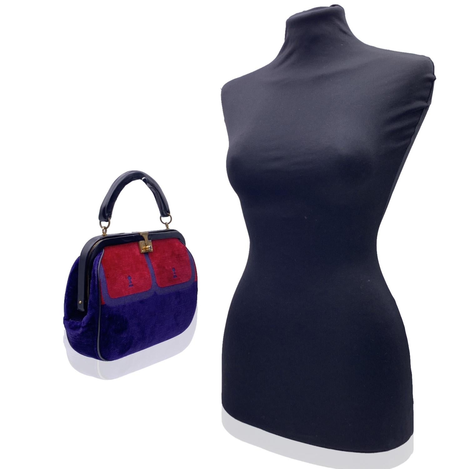 ROBERTA DI CAMERINO velvet handbag. Classic style in blue and red velvet with black leather frame and handle. Gold metal hardware. It features a leather top-handle and a front clasp closure. Leather lining. 2 side open pockets and 1 side zip pocket