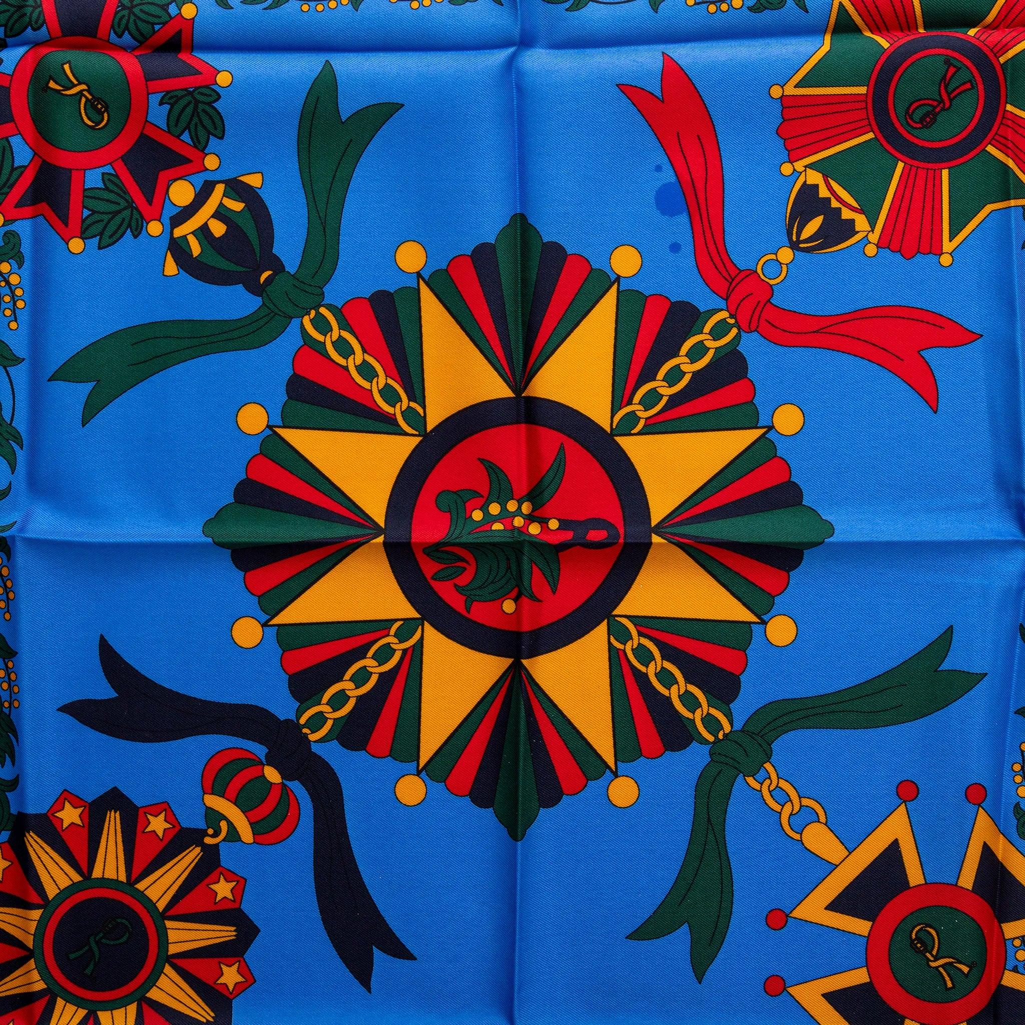 This vibrant Roberta di Camerino scarf from the 80s features bold red, blue, green, and yellow patterns on polyester fabric, perfect for adding a pop of color to any outfit. 
 Inclusion: envelope-style folder. 
 Material: 100% Polyester 
