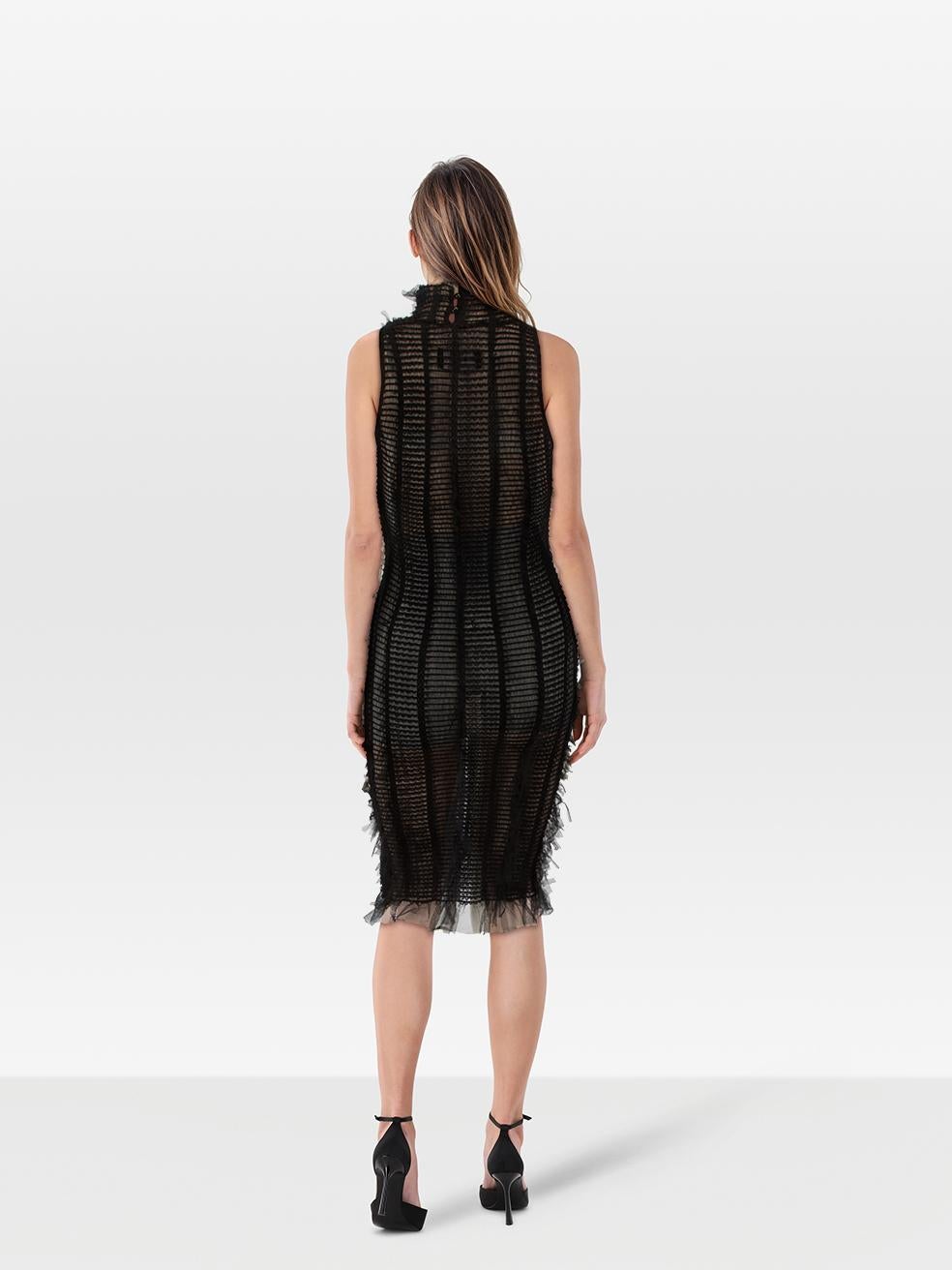 El ESTADO es Muy bueno. Apenas se aprecia desgaste en el vestido de esta prenda de segunda mano de la diseñadora Roberta Einer. Ten en cuenta que este vestido es elástico y se mide relajado.
 
 Detalles
 
 
 Negro
 
 Poliéster
 
 Vestido
 
