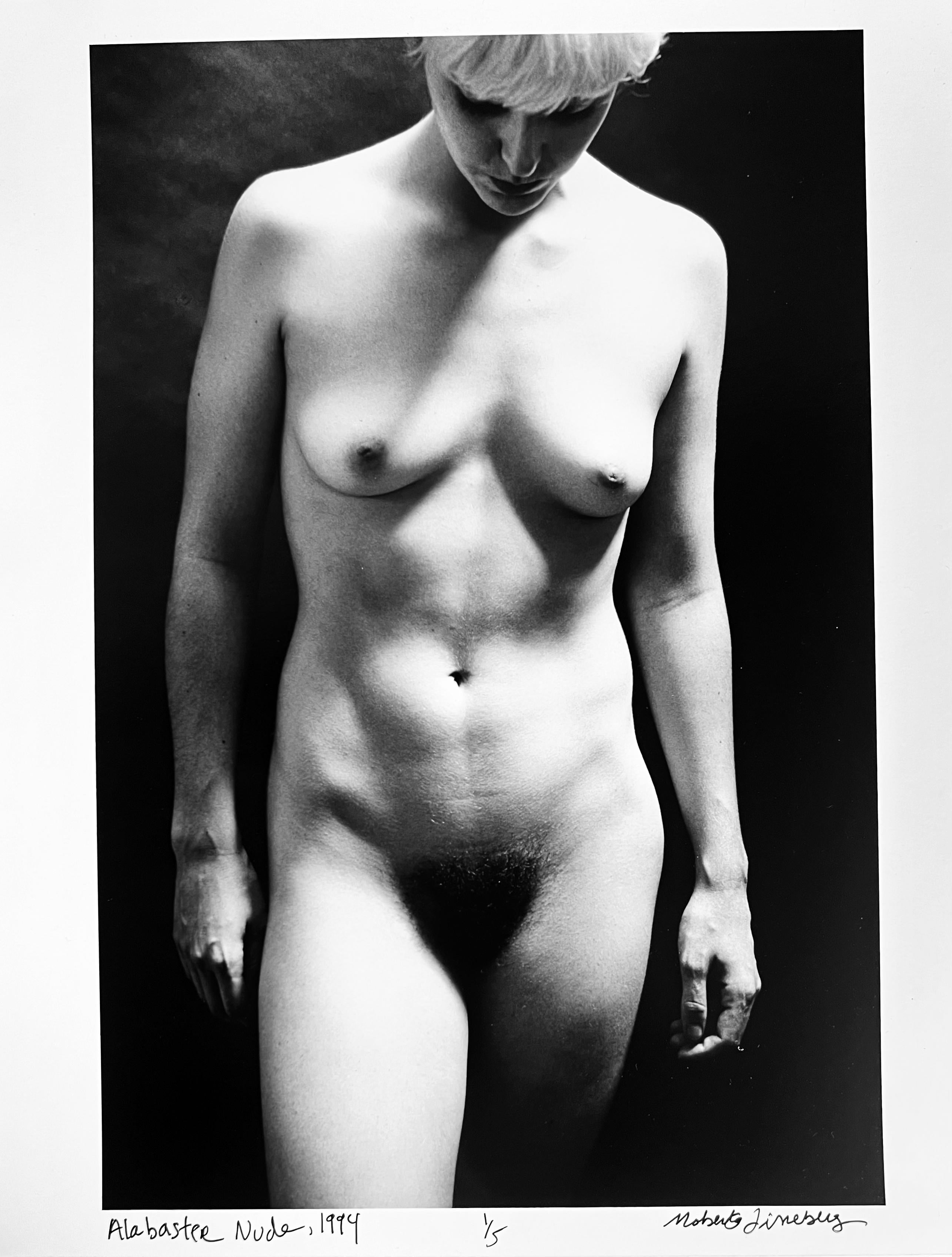 Roberta Fineberg Nude Photograph – Aktfotografie aus Alabaster, New York, Schwarz-Weiß-Fotografie von  Weiblicher Akt im Studio