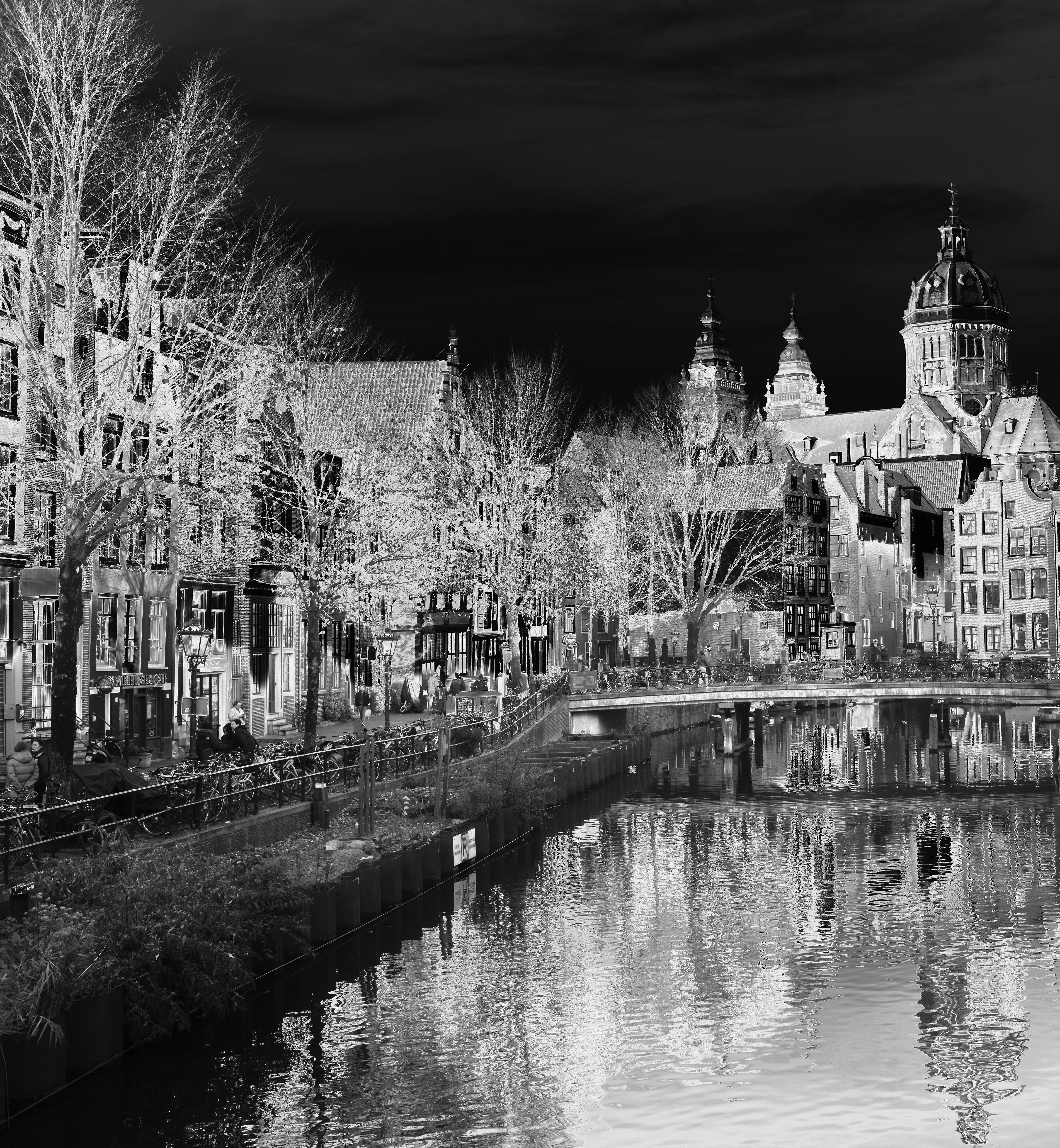 Canals noirs et blancs, Amsterdam, Pays-Bas, Europe, photographie de paysage urbain - Photograph de Roberta Fineberg
