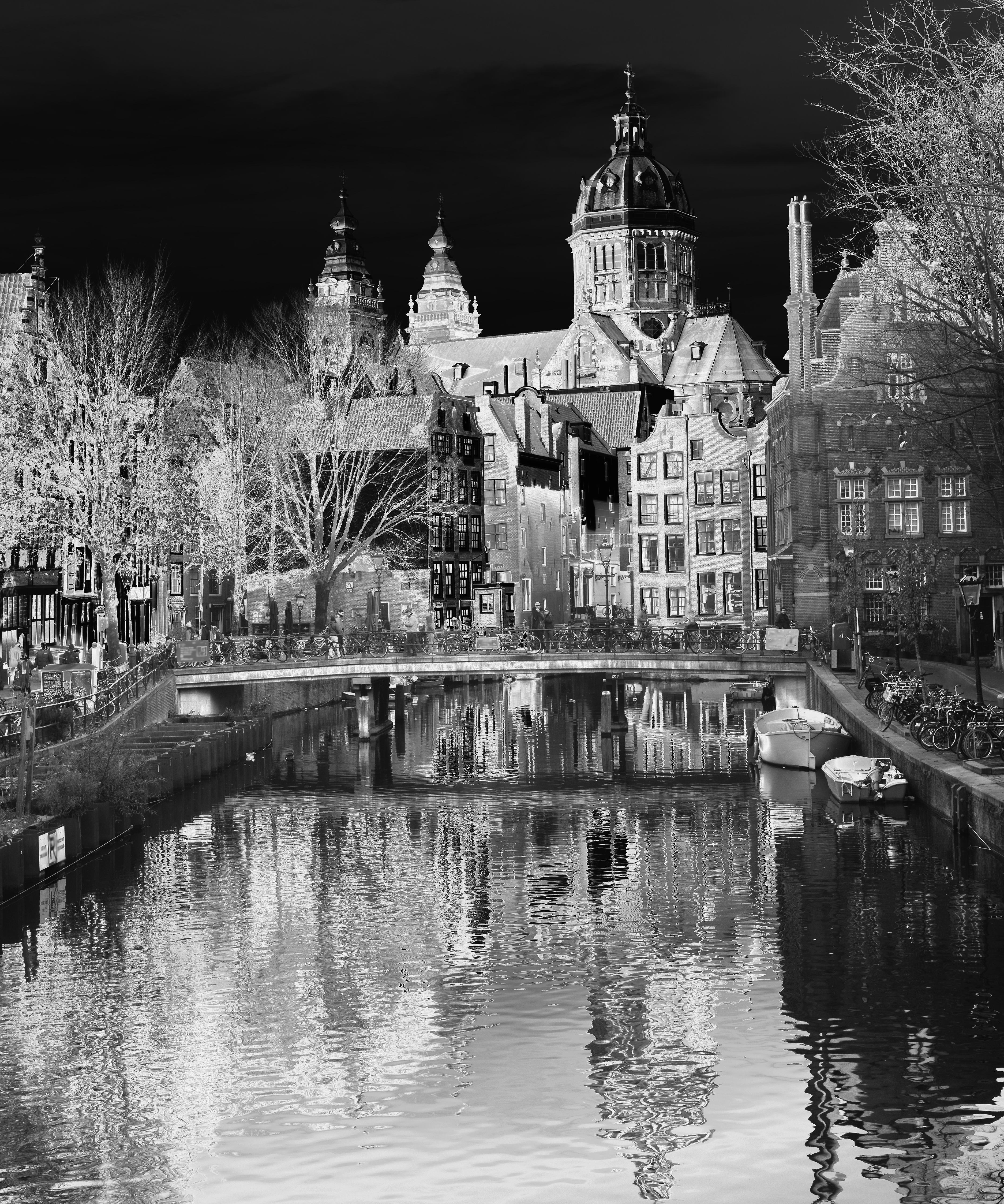 Canals noirs et blancs, Amsterdam, Pays-Bas, Europe, photographie de paysage urbain - Contemporain Photograph par Roberta Fineberg