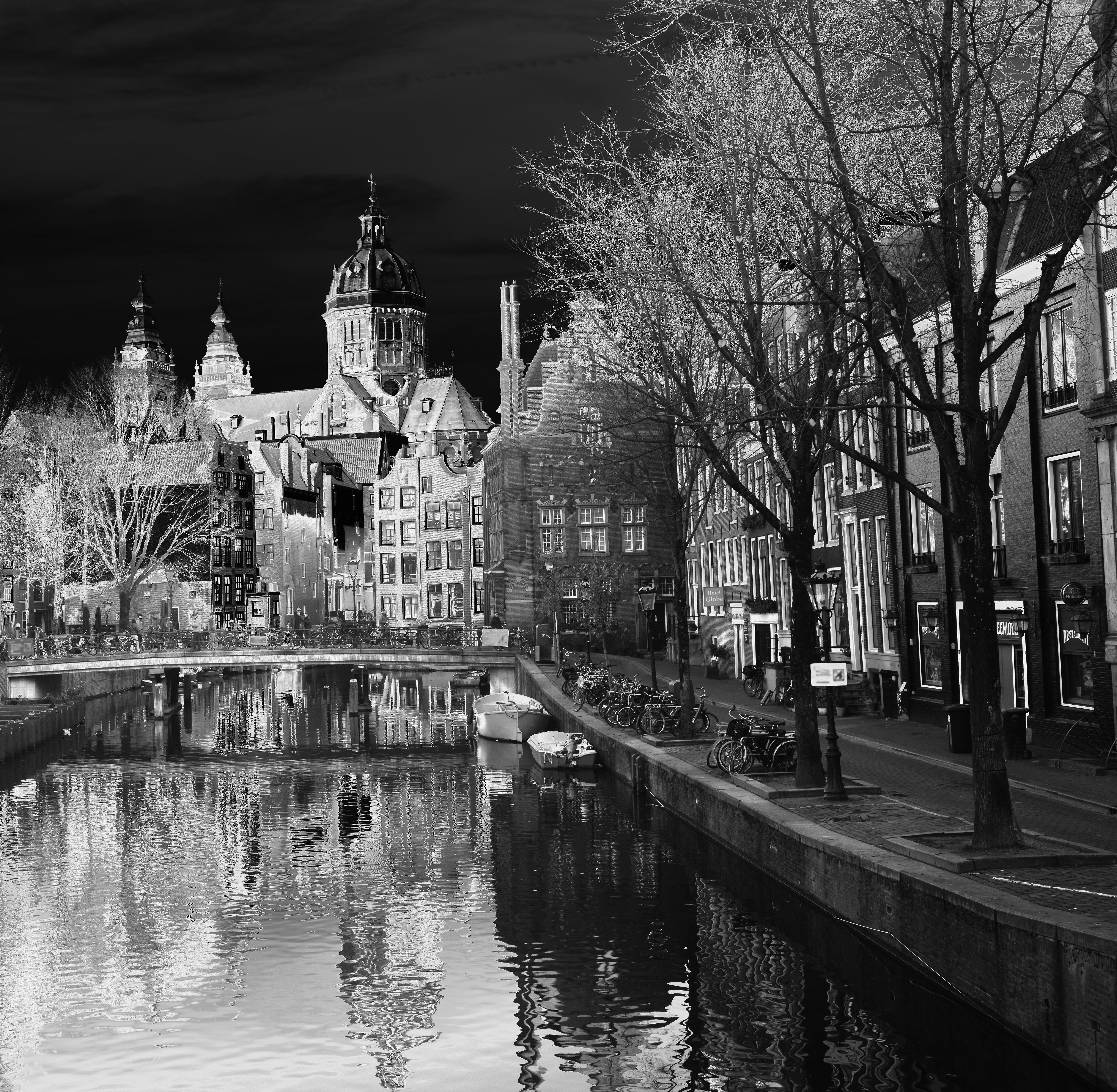 Canals noirs et blancs, Amsterdam, Pays-Bas, Europe, photographie de paysage urbain - Noir Black and White Photograph par Roberta Fineberg