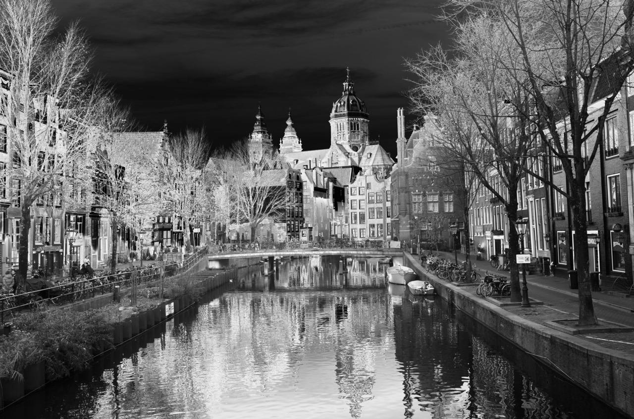 Black and White Canals, Amsterdam, 2024 de Roberta rend le paysage urbain néerlandais avec la netteté d'une gravure.

Dans la série Cities de l'artiste, la photographie est de 20